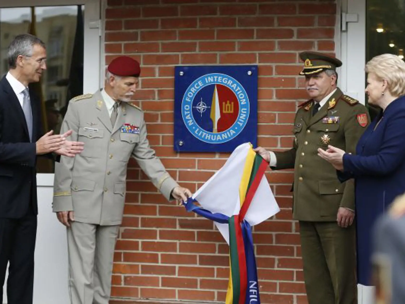 Generál Petr Pavel (druhý zľava) bude kandidovať na českého prezidenta. S kampaňou mu bude pomáhať Martin Burgr a aj marketingový stratég Michal Repa.
