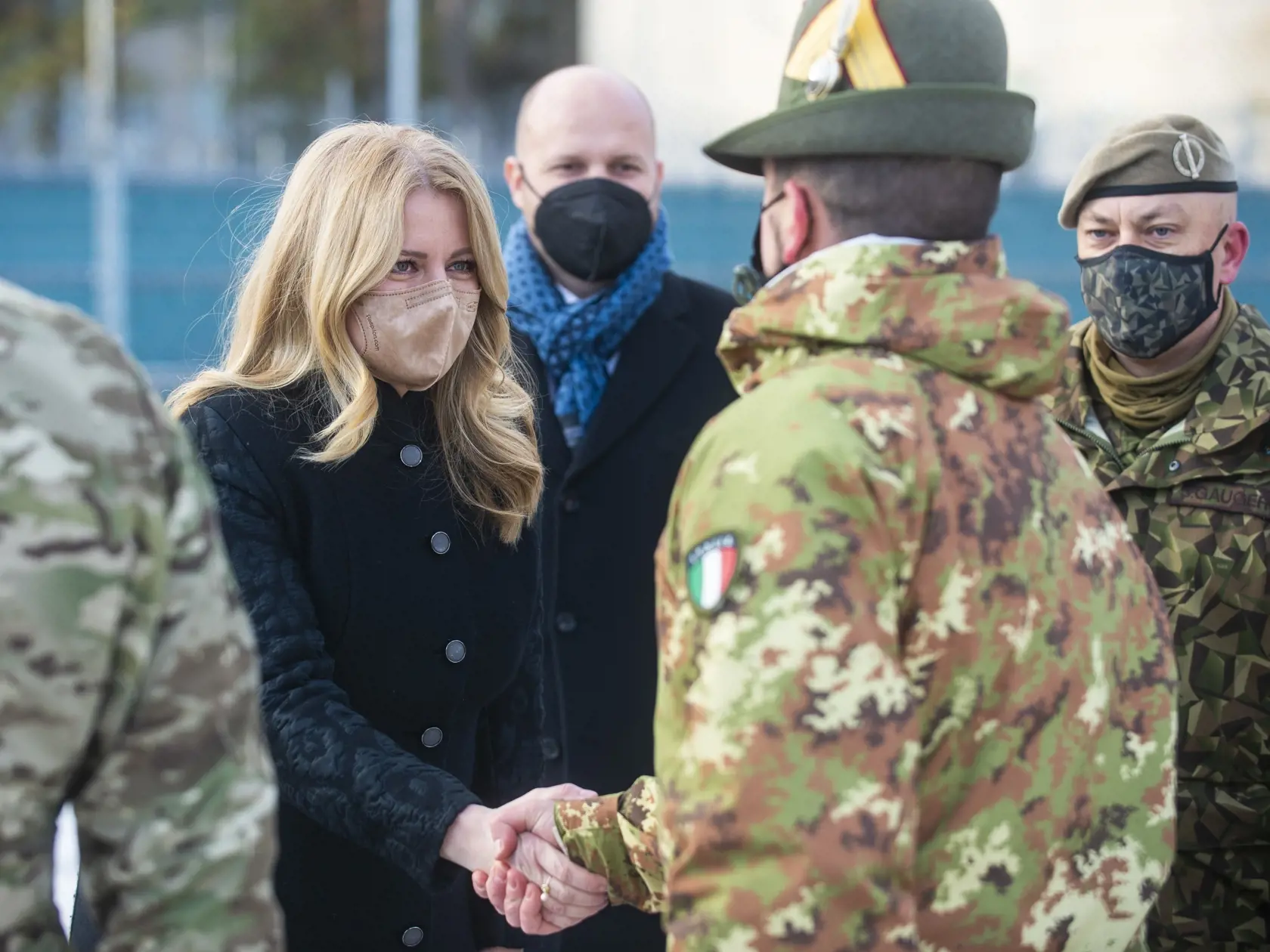 Na snímke vľavo prezidentka SR Zuzana Čaputová sa víta s vojakmi na základni eFP v Adaži v Lotyšsku 20. decembra 2021.