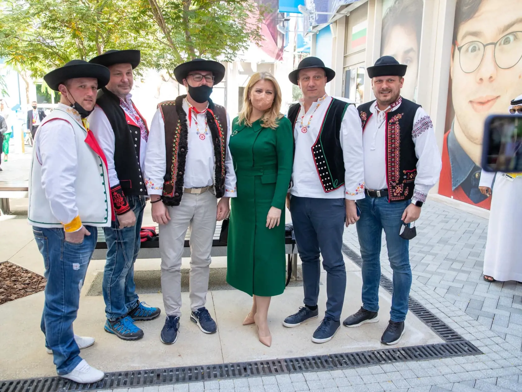 Celosvetová výstava inovácií, priemyslu a kultúry krajín dnes patrí iba Slovensku! Oficiálne otvorenie Národného dňa Slovenskej republiky na Expo Dubaj 2020 bolo sprevádzané vztýčením slovenskej vlajky a vypočutím našej hymny. V takto dôležitý deň pre Slovensku tam nechýbala ani prezidentka Zuzana Čaputová.