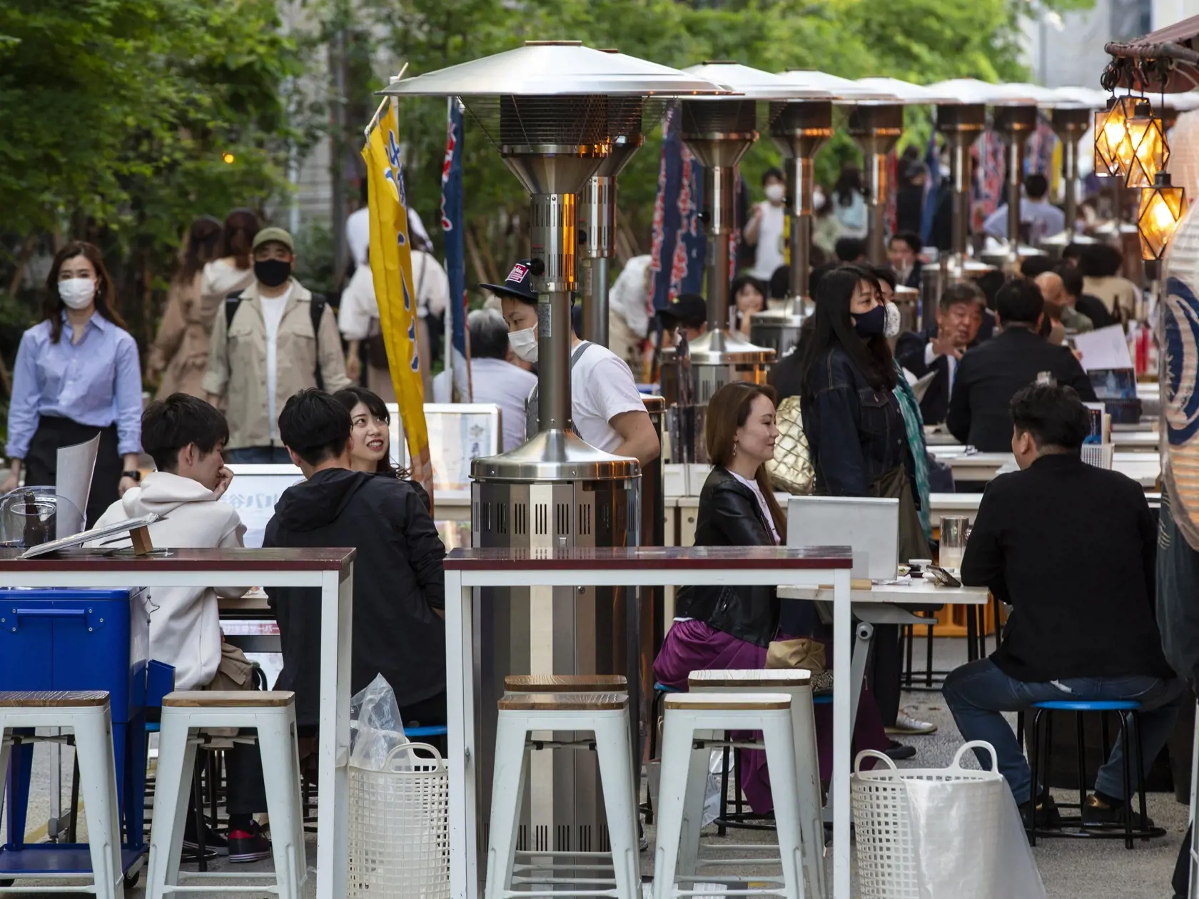 JB 23 Tokio - Ľudia sedia na letných terasách reštaurácií a barov v Tokiu 20. apríla 2021. FOTO TASR/AP

People sit in the outdoor seating areas of restaurants and bars Tuesday, April 20, 2021, in Tokyo. (AP Photo/Kiichiro Sato)