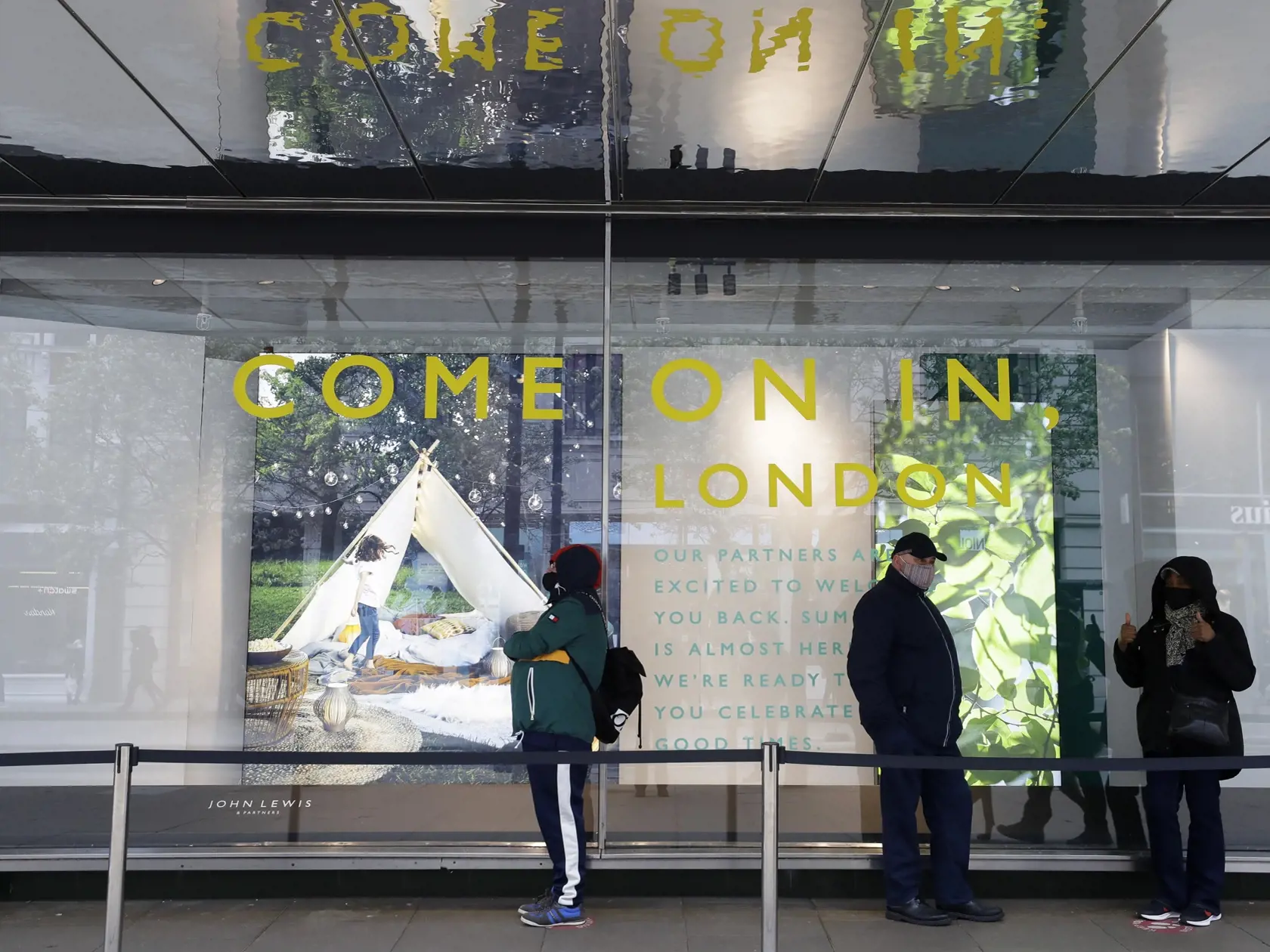 EBE 30 Londýn - Ľudia čakajú otvorenie obchodu na Oxford Street v Londýne v pondelok 12. apríla 2021. V Anglicku a Írsku sa uvoľňujú niektoré protipandemické opatrenia a tak ľudia dostanú prvú šancu navštíviť kaderníctva, neformálne nakupovať a stravovať sa v reštauráciách. FOTO TASR/AP
People wait their turn to enter a shop on Oxford Street in London, Monday, April 12, 2021. Millions of people in England will get their first chance in months for haircuts, casual shopping and restaurant meals on