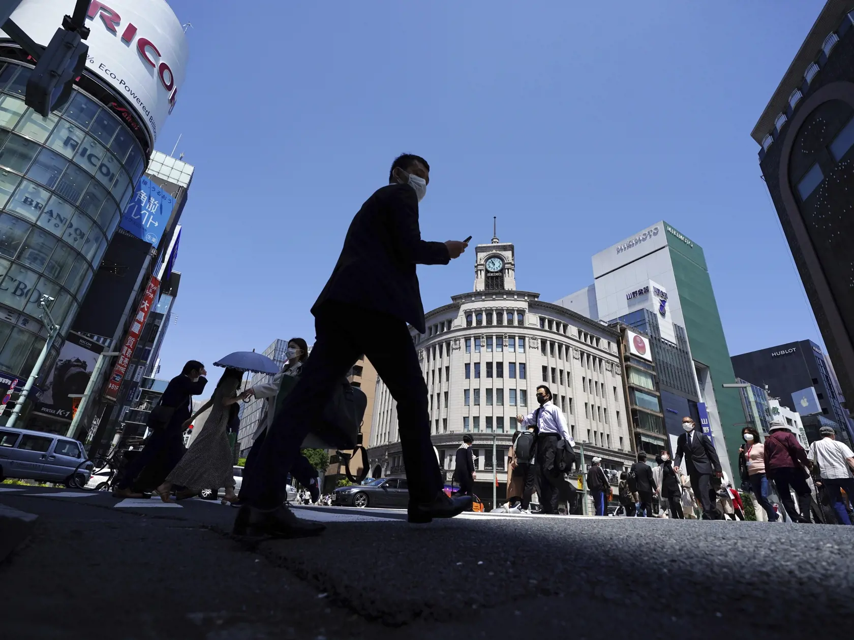 JB 7 Tokio - Ľudia s ochrannými rúškami kráčajú cez križovatku po známej obchodnej ulici v štvrti Ginza v Tokiu 3. mája 2021. V Japonsku podľahlo ochoreniu COVID-19 už viac ako 10.000 ľudí, očkovanie obyvateľstva postupuje pomaly a v krajine stúpa počet prípadov nákazy. V krajine preto minimálne do 11. mája platia prísnejšie opatrenia. Informovala o tom agentúra DPA. FOTO TASR/AP

People wearing protective masks to help curb the spread of the coronavirus walk through a crosswalk at the begging o