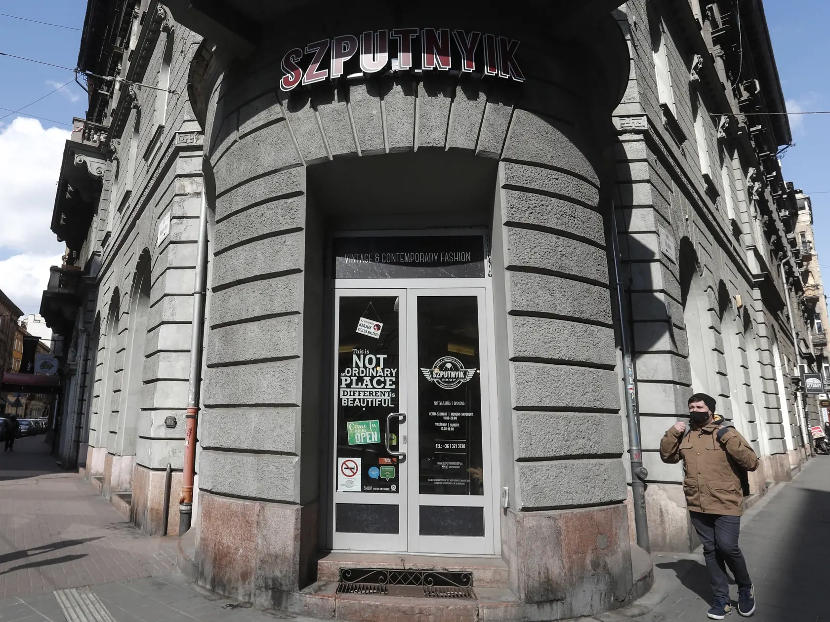 WA 32 Budapešť - žena s ochranným rúškom kráča okolo obchodu s oblečením v Budapešti v stredu 7. apríla 2021. Na sobotu 10. apríla pribudlo v Maďarsku 8053 nakazených novým druhom koronavírusu a v súvislosti s ochorením COVID-19 zomrelo 245 pacientov, uviedol operačný štáb na svojej stránke Koronavirus.gov.hu. Denný nárast nakazených je najvyšší za posledný týždeň, avšak v tomto období boli veľkonočné sviatky, počas ktorých sa testovalo menej, konštatoval spravodajský server Portfolio.hu. Kĺzavý