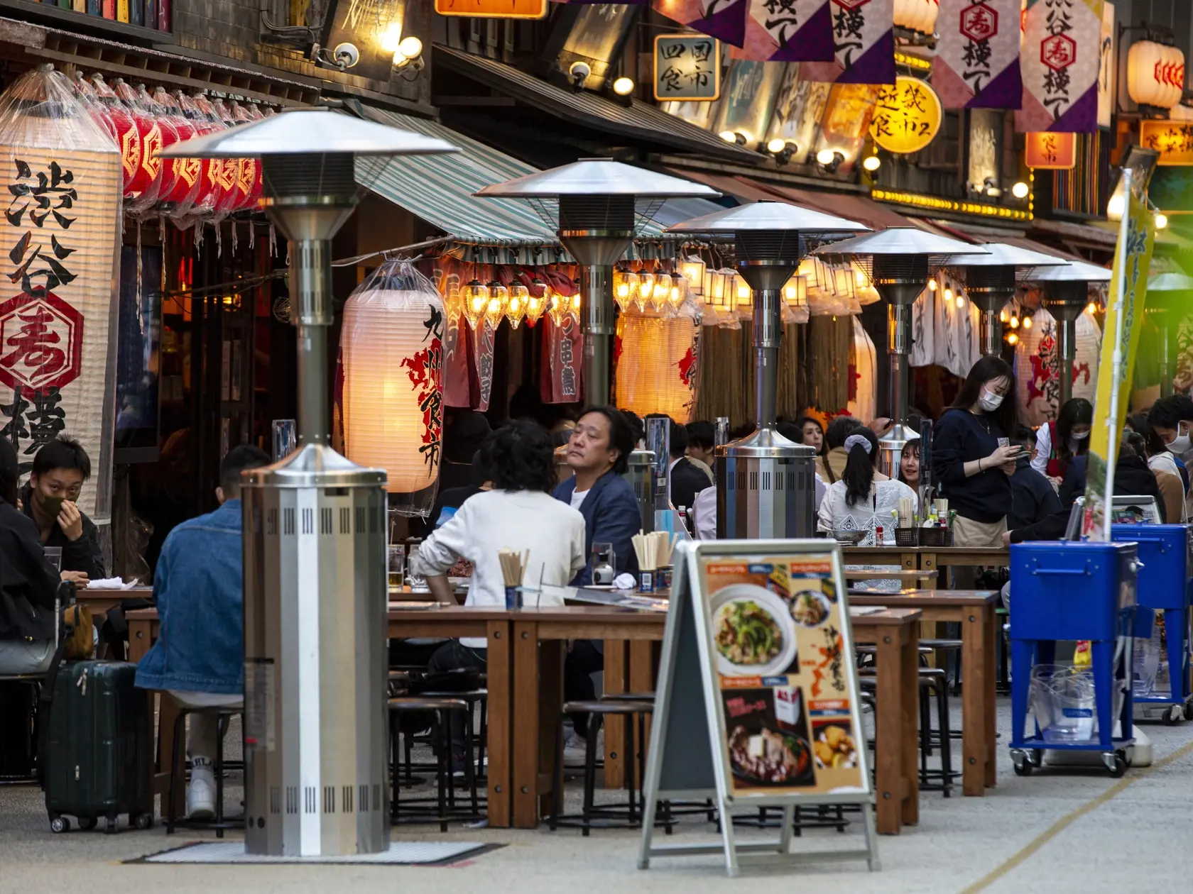 JB 22 Tokio - Ľudia sedia na letných terasách reštaurácií a barov v Tokiu 20. apríla 2021. FOTO TASR/AP

People sit in the outdoor seating areas of restaurants and bars Tuesday, April 20, 2021, in Tokyo. (AP Photo/Kiichiro Sato)