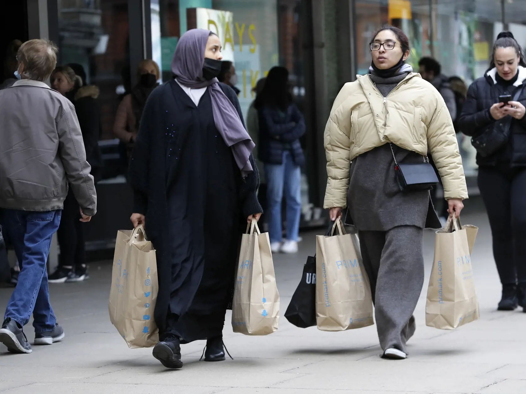 EBE 31 Londýn - Na snímke ženy s plnými nákupnými taškami kráčajú po Oxford Street v Londýne v pondelok 12. apríla 2021. V Anglicku a Írsku sa uvoľňujú niektoré protipandemické opatrenia a tak ľudia dostanú prvú šancu navštíviť kaderníctva, neformálne nakupovať a stravovať sa v reštauráciách. FOTO TASR/AP
Women carrying shopping bags walk on Oxford Street in London, Monday, April 12, 2021. Millions of people in England will get their first chance in months for haircuts, casual shopping and resta