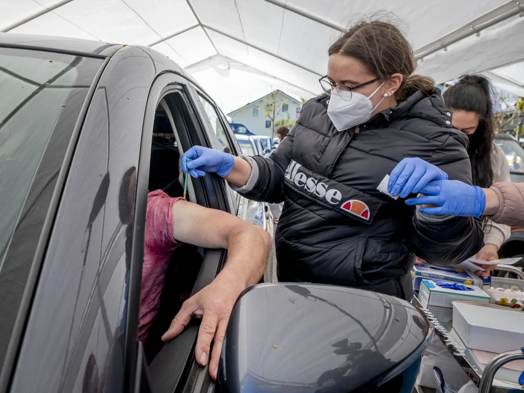 EBE 26 Pforzheim - Na snímke muž absolvuje očkovanie proti ochoreniu COVID-19 vakcínou AstraZeneca v automobile na parkovisku supermarketu v Pforzheime v južnom Nemecku v stredu 5. mája 2021. Lekár, ktorý sa nemohol zbaviť svojej vakcíny AstraZeneca v ordinácii, sa rozhodol, že ponúknite asi 250 dávok vo vakcinačnom mieste v supermarkete. FOTO TASR/AP

A woman sits in a car as she is vaccinated with AstraZeneca in a tent on the parking lot of a supermarket in Pforzheim, southern Germany, Wednesd
