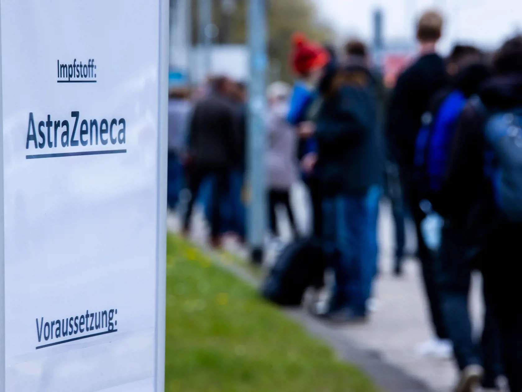 WA 15 Schwerin - Niekoľko stoviek ľudí čaká v rade pred vakcinačným centrom na očkovanie vakcínou proti ochoreniu COVID-19  od spoločnosti AstraZeneca v meste Schwerin, spolkovej krajine Meklenbursko-Predpomoransko na severe Nemecka v piatok 30. apríla 2021. Od 1. mája 2021 ľudia  plne zaočkovaní proti koronavírusu v nemeckej spolkovej krajine Meklenbursko-Predpomoransko, sú oslobodení od povinnosti testovať sa. Bez testu tak môžu ísť do kaderníctva, ZOO či železiarstva. FOTO TASR/DPA

30.04.202