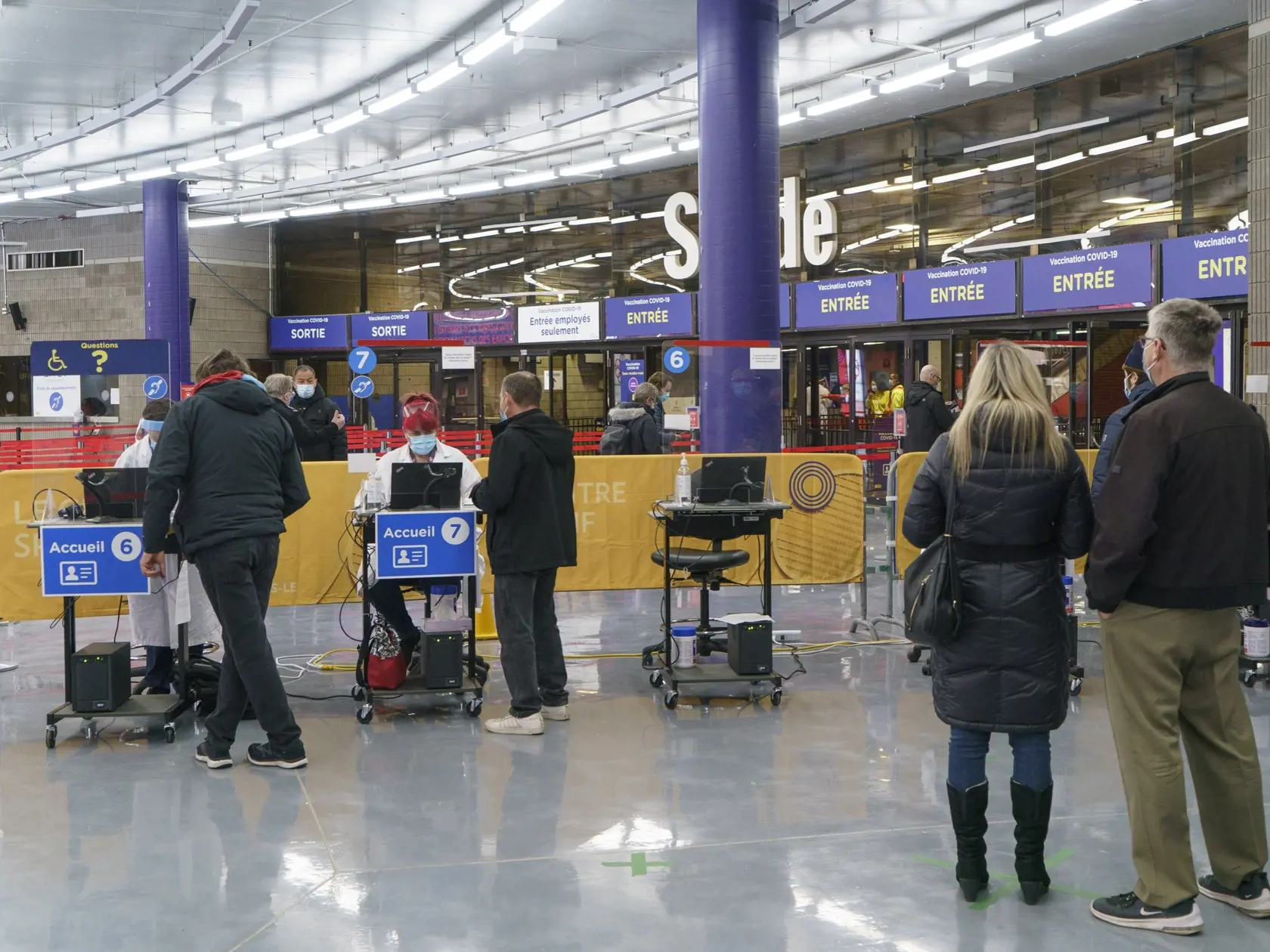 JB 38 Montreal - Ľudia sa registrujú na očkovanie vakcínou proti ochoreniu COVID-19 od spoločnosti AstraZeneca vo vakcinačnom centre na klinike v kanadskom Montreale 22. apríla 2021. FOTO TASR/AP

People register at a COVID-19 walk-in clinic to receive the AstraZeneca vaccine in Montreal, Thursday, April 22, 2021. Quebecers 45 and over can now get the AstraZeneca vaccine across the province. (Paul Chiasson/The Canadian Press via AP)