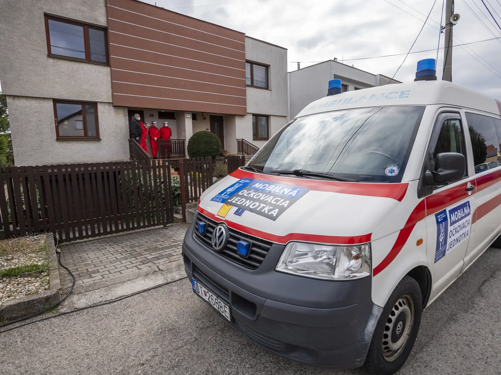 Na snímke vozidlo a tím mobilnej očkovecej jednotky pred domom pacientky počas tlačovej konferencie k výjazdovému očkovaniu imobilných pacientov v domácnostiach v Trnave-Modranke 16. apríla 2021. FOTO TASR - Jaroslav Novák