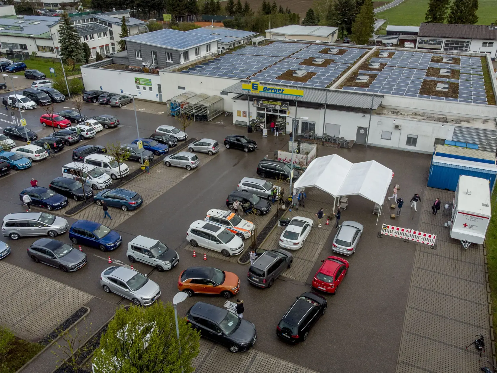 EBE 1 Pforzheim - Autá s ľuďmi čakajúcimi v rade na očkovanie proti ochoreniu COVID-19 vakcínou AstraZeneca na parkovisku supermarketu v nemeckom Pforzheime 5. mája 2021. Lekár, ktorý sa nemohol zbaviť svojej vakcíny AstraZeneca v ordinácii, sa rozhodol, že ponúknite asi 250 dávok vo vakcinačnom mieste v supermarkete. FOTO TASR/AP
Cars with people waiting for AstraZeneca vaccination queue in front of a tent on the parking lot of a supermarket in Pforzheim, southern Germany, Wednesday, May 5, 202