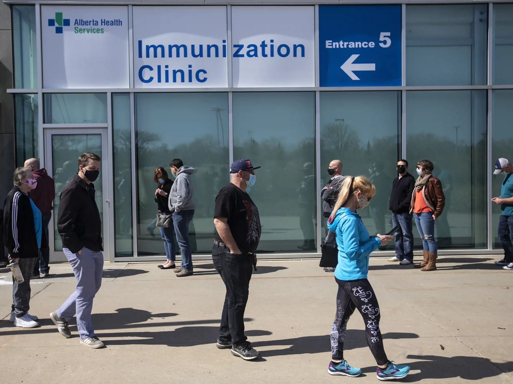 JB 35 Edmonton - Ľudia stoja v rade na očkovanie vakcínou proti ochoreniu COVID-19 od spoločnosti AstraZeneca vo vakcinačnom centre pred imunizačnou klinikou v kanadskom Edmontone 21. apríla 2021. FOTO TASR/AP

People line up outside an immunization clinic to get their AstraZeneca COVID-19 vaccine in Edmonton, Wednesday, April 21, 2021. (Jason Franson /The Canadian Press via AP)