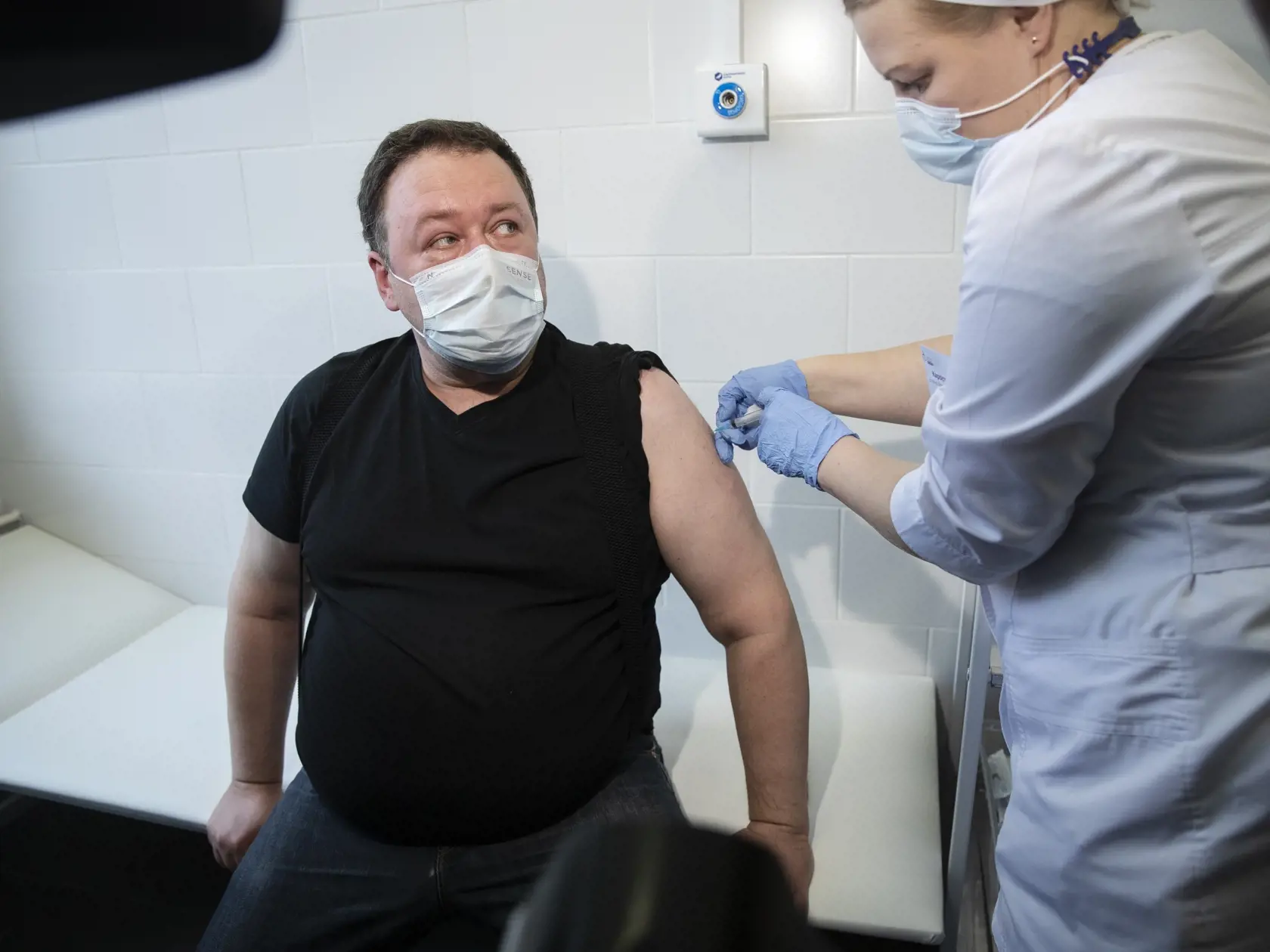 KK6 Moskva - Na snímke zdravotníčka očkuje muža vakcínou Sputnik V proti ochoreniu Covid-19 v Moskve 27. apríla 2021 v Moskve. FOTO TASR/AP
A medical worker administers a shot of Russia's Sputnik V coronavirus vaccine in Moscow, Russia, Tuesday, April 27, 2021. (AP Photo/Pavel Golovkin)