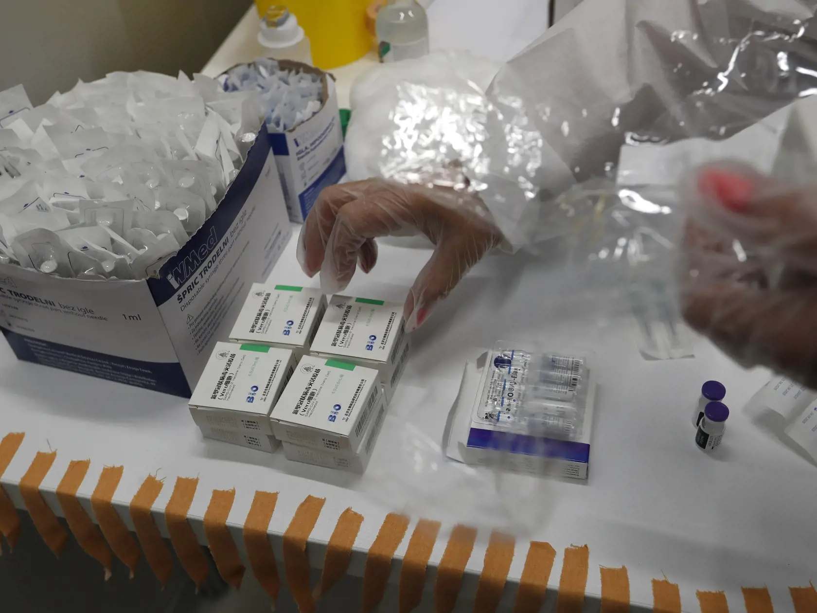 KK23 Belehrad - Zdravotníčka pripravuje vakcíny proti ochoreniu Covid-19 na očkovanie, vľavo vakcína čínskej farmaceutickej spoločnosti  Sinopharm, uprostred Sputnik V a Pfizer vo vakcinančnom centre nákupného centra v Belehrade 6. mája 2021. Tamojšia vláda sa o zvýšenie počtu zaočkovaných snaží aj poskytovaním zľavových poukážok. Srbská vláda ponúkne aj finančnú odmenu svojim občanom, ktorí sa do konca mája dajú zaočkovať proti koronavírusu. Vučič sa pre srbské médiá vyjadril, že všetkým obyvat