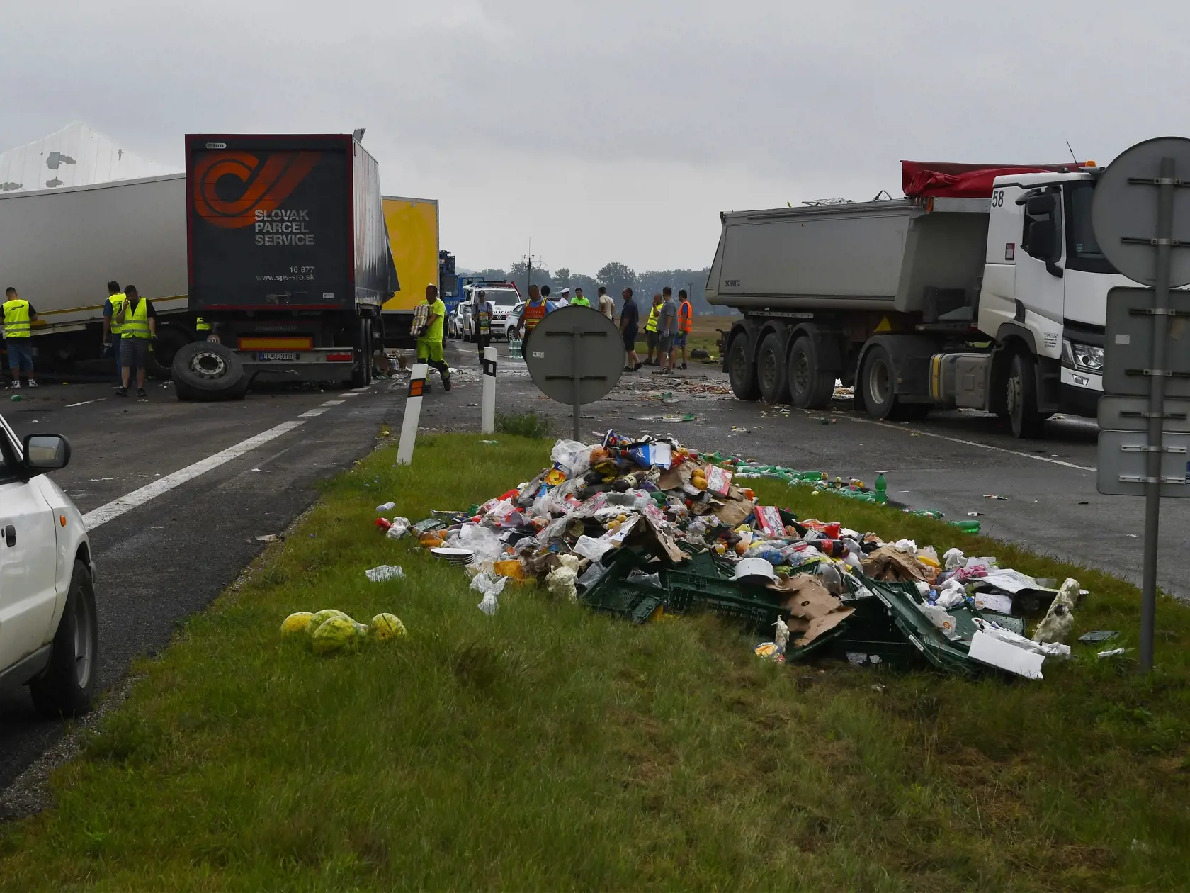 Na snímke čelná zrážka dvoch kamiónov v skorých ranných hodinách na ceste medzi Turňou nad Bodvou a Moldavou nad Bodvou v okrese Košice - okolie. Nehoda si vyžiadala život jedného z vodičov. Turňa nad Bodvou, 18. augusta 2020. FOTO TASR - Milan Kapusta