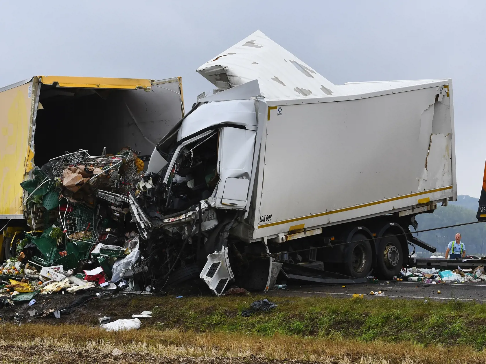 Na snímke čelná zrážka dvoch kamiónov v skorých ranných hodinách na ceste medzi Turňou nad Bodvou a Moldavou nad Bodvou v okrese Košice - okolie. Nehoda si vyžiadala život jedného z vodičov. Turňa nad Bodvou, 18. augusta 2020. FOTO TASR - Milan Kapusta