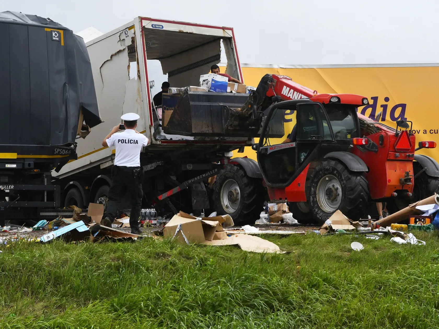 Na snímke čelná zrážka dvoch kamiónov v skorých ranných hodinách na ceste medzi Turňou nad Bodvou a Moldavou nad Bodvou v okrese Košice - okolie. Nehoda si vyžiadala život jedného z vodičov. Turňa nad Bodvou, 18. augusta 2020. FOTO TASR - Milan Kapusta