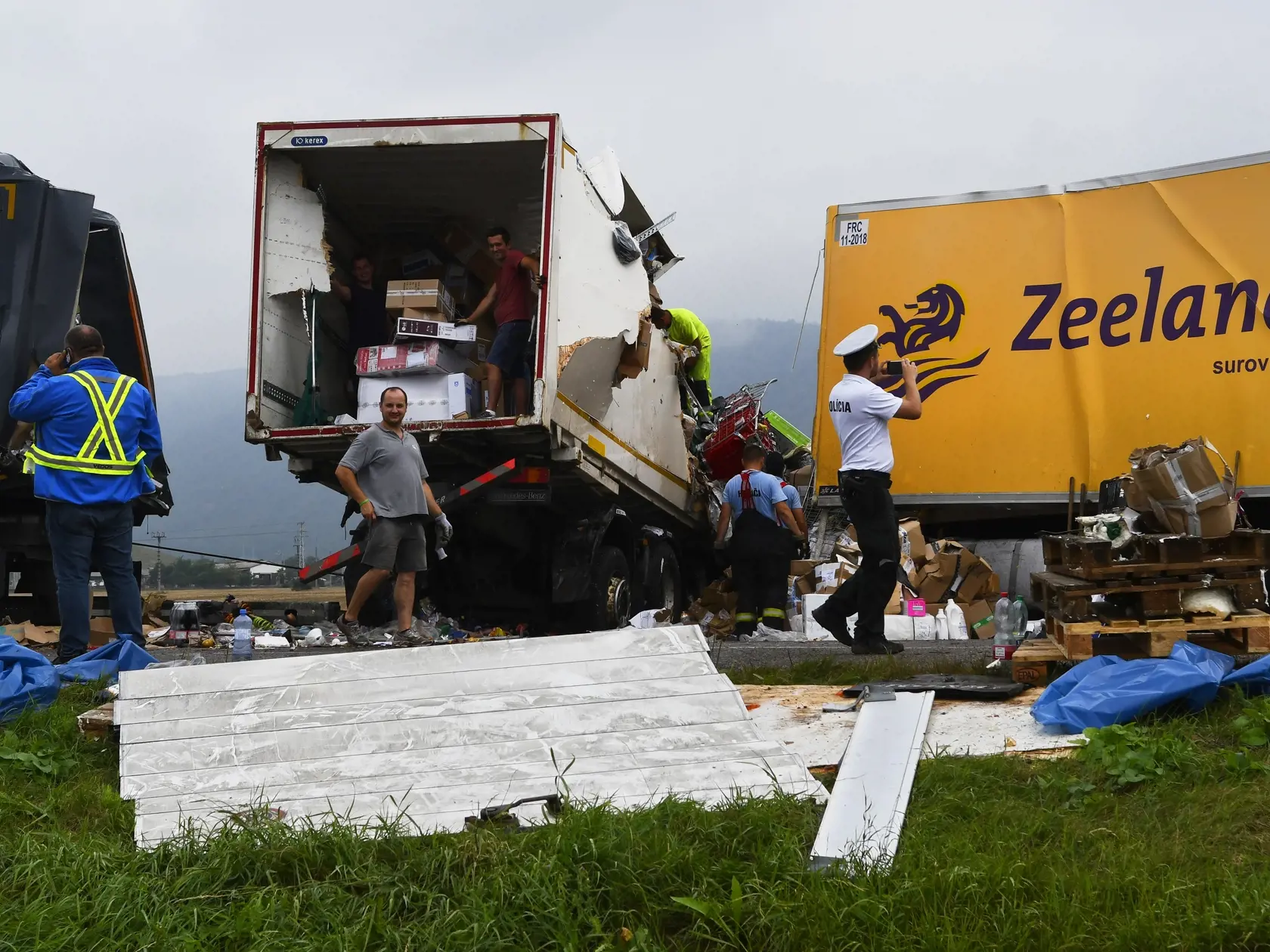 Na snímke čelná zrážka dvoch kamiónov v skorých ranných hodinách na ceste medzi Turňou nad Bodvou a Moldavou nad Bodvou v okrese Košice - okolie. Nehoda si vyžiadala život jedného z vodičov. Turňa nad Bodvou, 18. augusta 2020. FOTO TASR - Milan Kapusta