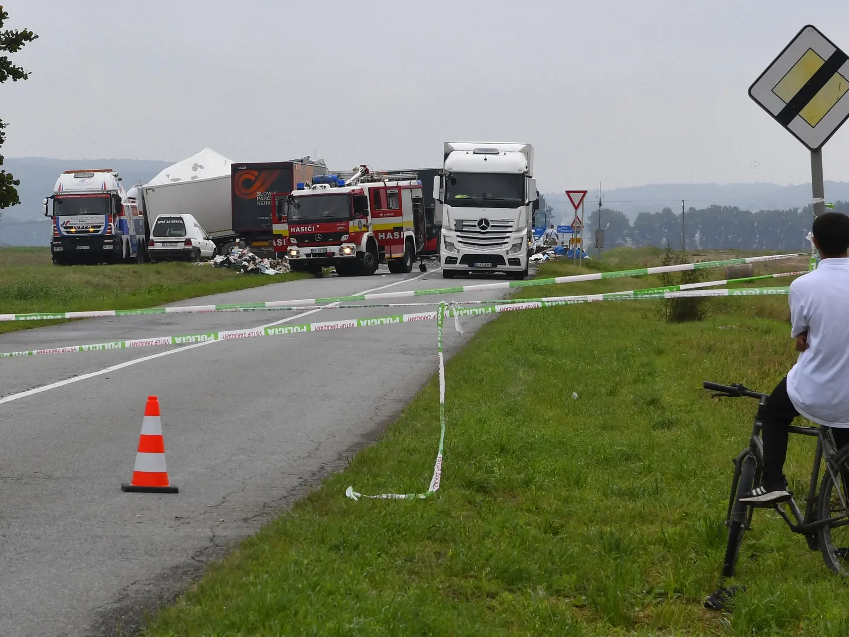 Na snímke čelná zrážka dvoch kamiónov v skorých ranných hodinách na ceste medzi Turňou nad Bodvou a Moldavou nad Bodvou v okrese Košice - okolie. Nehoda si vyžiadala život jedného z vodičov. Turňa nad Bodvou, 18. augusta 2020. FOTO TASR - Milan Kapusta