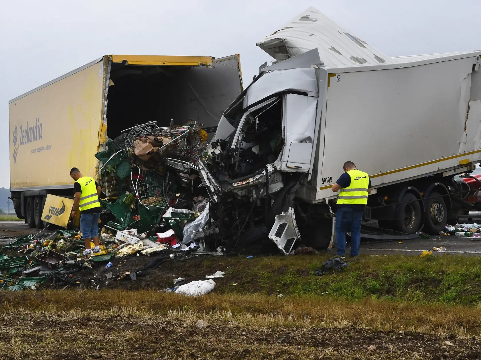 Na snímke čelná zrážka dvoch kamiónov v skorých ranných hodinách na ceste medzi Turňou nad Bodvou a Moldavou nad Bodvou v okrese Košice - okolie. Nehoda si vyžiadala život jedného z vodičov. Turňa nad Bodvou, 18. augusta 2020. FOTO TASR - Milan Kapusta