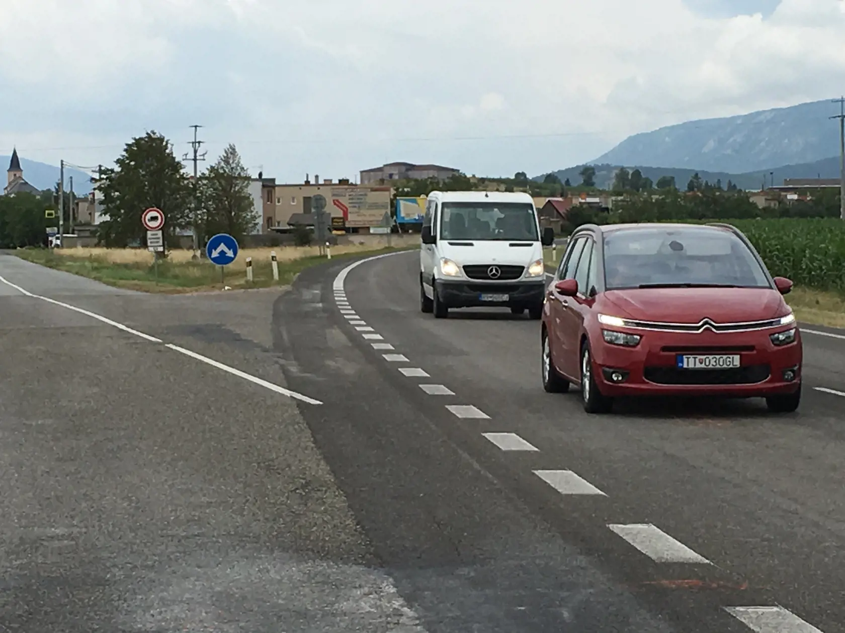 Nešťastná križovatka, Ján odbočoval doľava, nedal prednosť autám idúcim oproti.