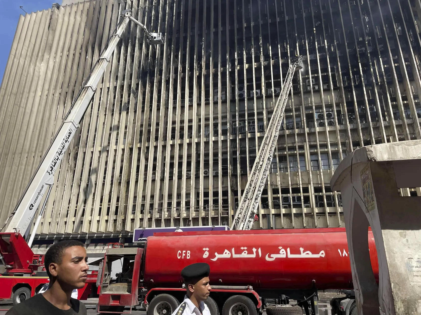 „Príslušníci civilnej ochrany na mieste incidentu našli štyri mŕtve telá,“ uviedlo ministerstvo zdravotníctva vo vyhlásení. Egyptské orgány dosiaľ nezverejnili informácie o príčine požiaru ani o zranených.