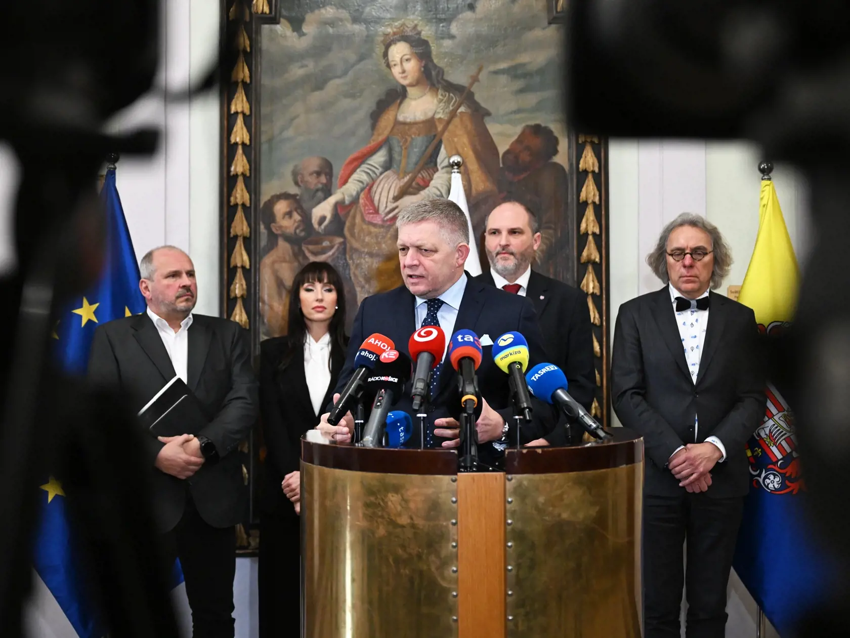 Na snímke zľava štátny tajomník Ministerstva dopravy Slovenskej republiky Igor Choma, predsedníčka predstavenstva Agentúry štátom podporovaného nájomného bývania Eva Lisová, predseda vlády SR Robert Fico (smer-SD), primátor Košíc Jaroslav Polaček a hlavný architekt mesta Košice Petr Kropp počas tlačovej konferencie o záveroch rokovania pracovného stretnutia na tému program štátom podporovaného nájomného bývania za účasti zástupcov Ministerstva dopravy SR, Agentúry štátom podporovaného nájomného bývania, mesta Košice, Košickej arcidiecézy a zástupcov investora v Košiciach 16. januára 2025. FOTO TASR – František Iván