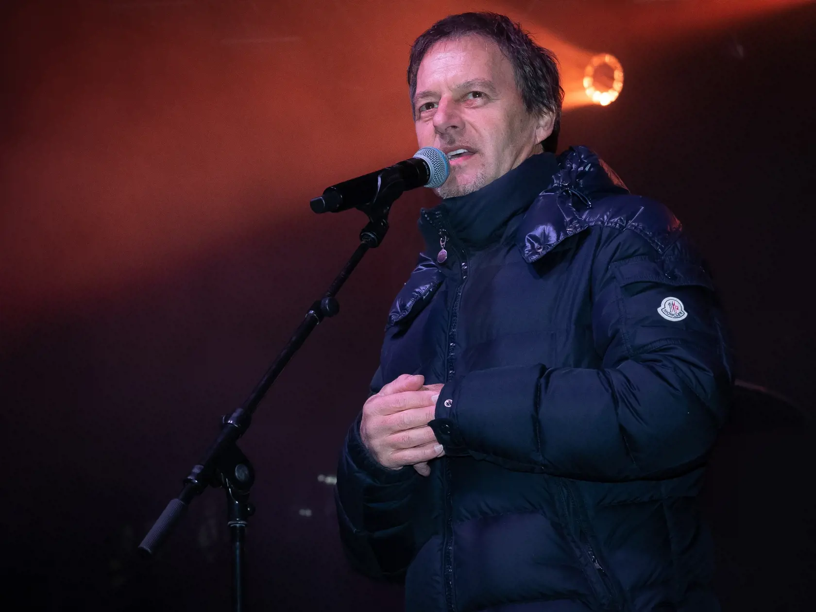 Štafetový protest za slobodnú kultúru. Slovenská kultúrna pochodeň, ktorá predtým prešla 22 slovenských miest zavítala do Bratislavy. Platforma Otvorená kultúra zorganizovala pochod od ministerstva kultúry na Námestie Slobody, kde vystúpilo viacero hudobných interpretov. Na snímke je Pavol Habera.