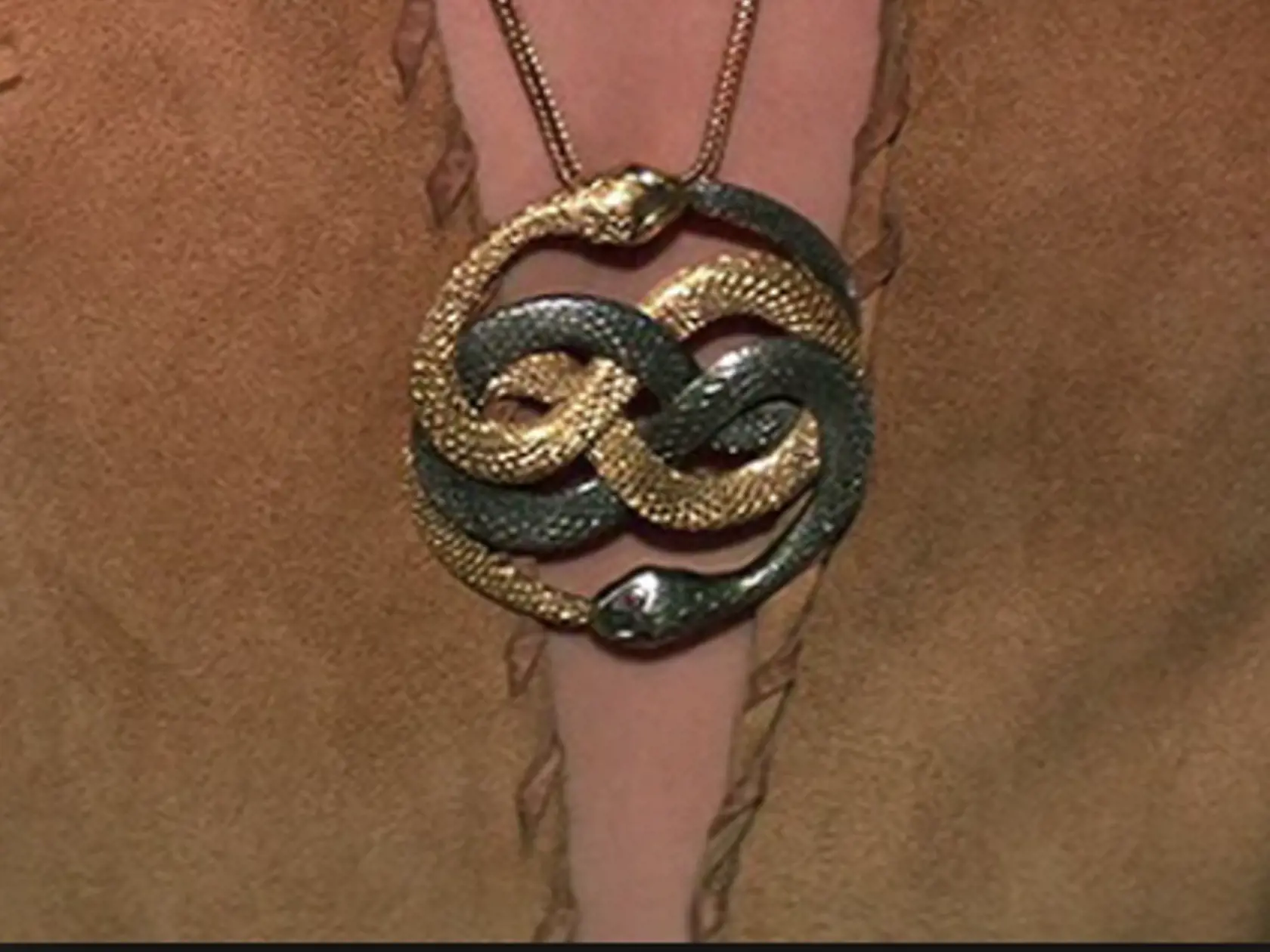 Legendárny medailón Auryn dvoch hadov, ktorí si pojedajú chvosty a vytvárajú nekonečno, skončil na stole režiséra Stevena Spielberga.