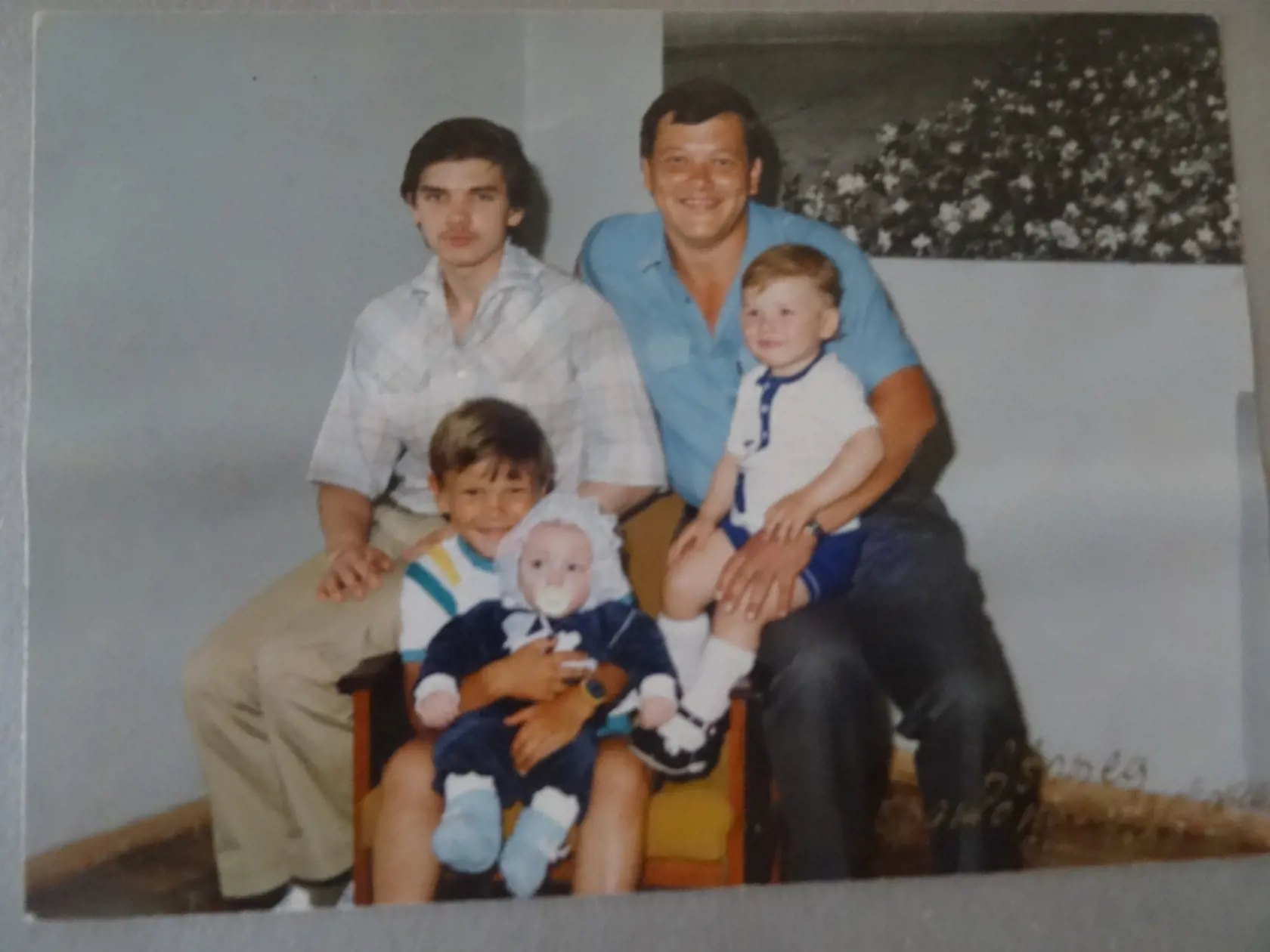 Sergej so svojimi štyrmi synmi.