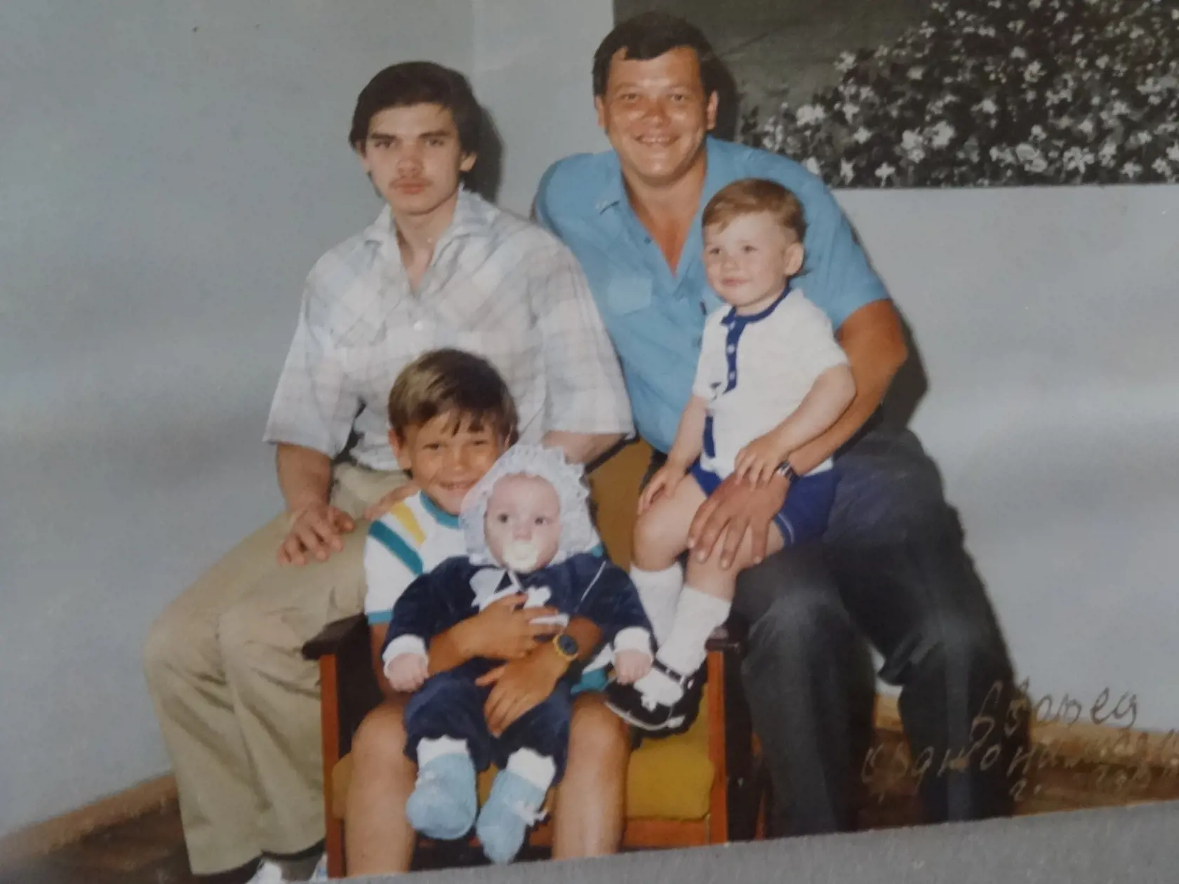 Sergej so svojimi štyrmi synmi.
