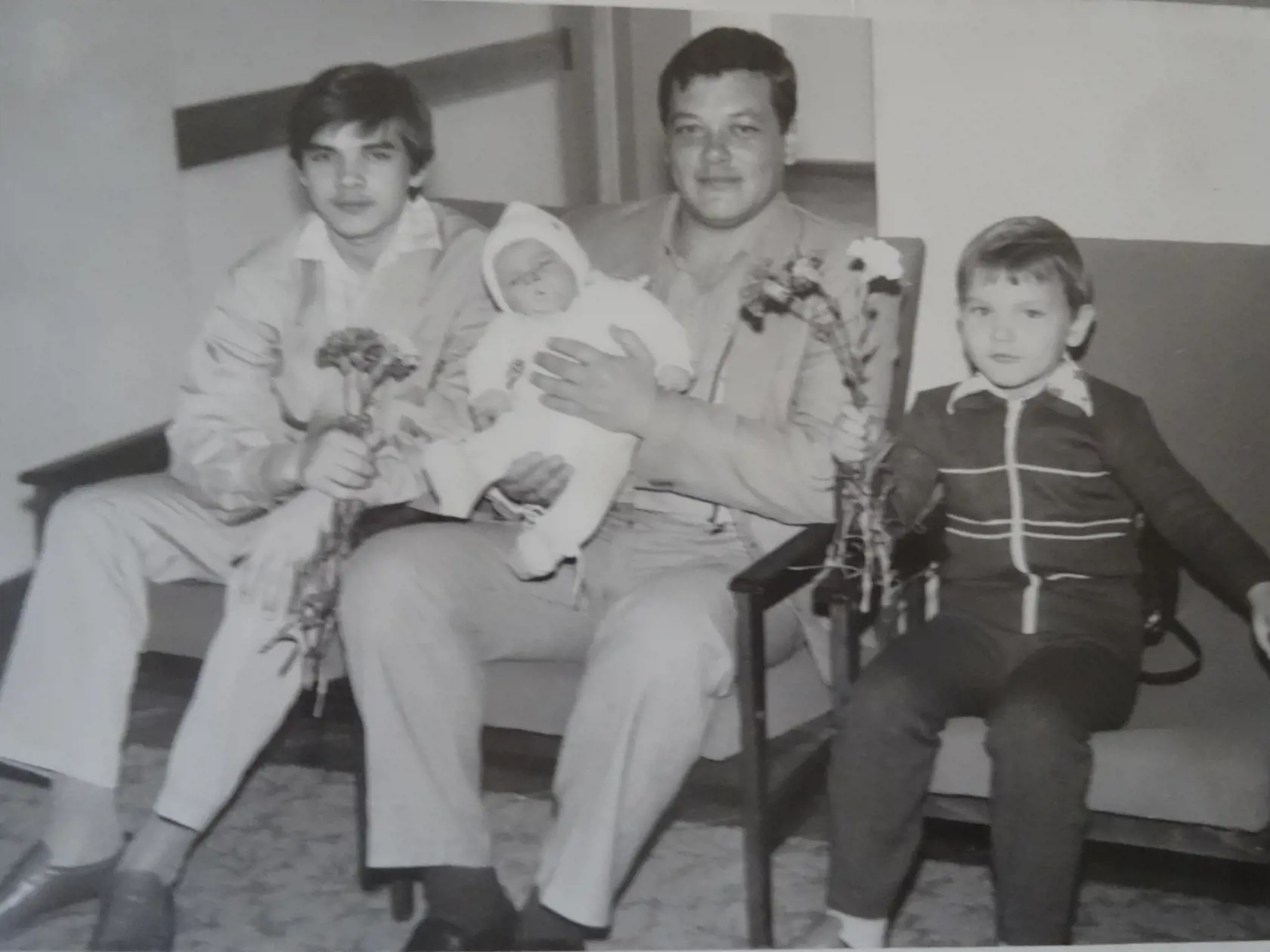 Sergej so svojimi tromi synmi.