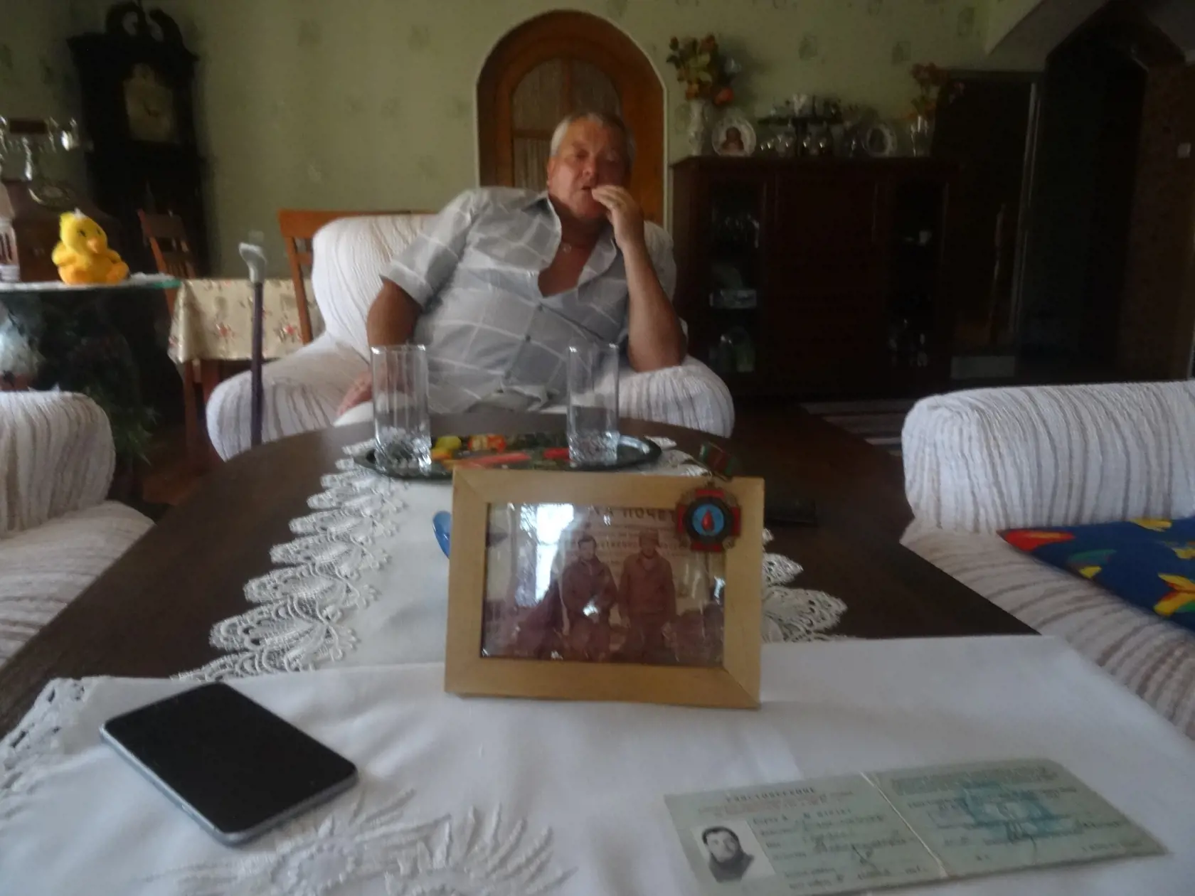 Manželia sa väčšiu časť dňa zdržiavajú doma, keďže následkom ožiarenia obaja majú vážne zdravotné problémy.Trápia ich bolesti nôh a chrbtice.