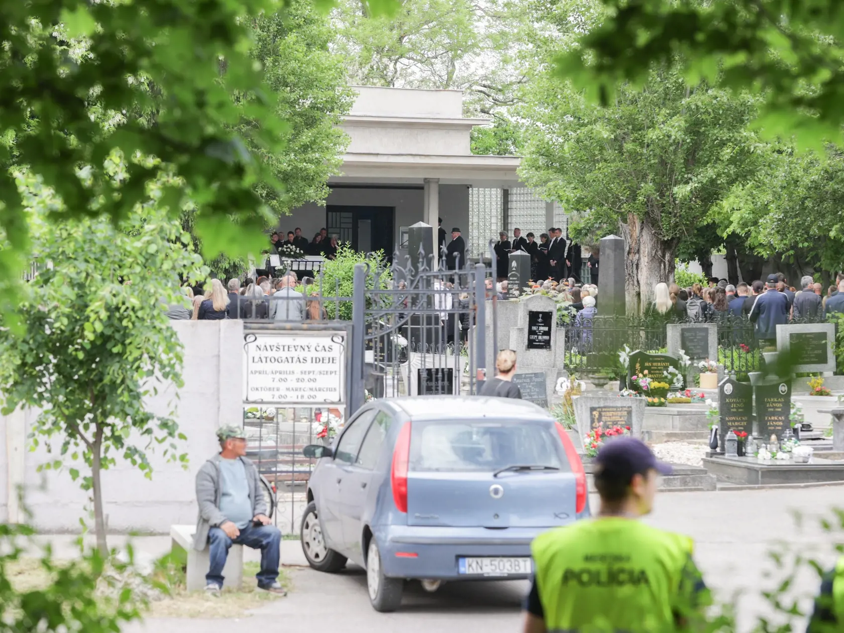 Pri nej boli uložené kvety, biele ruže i smútočné vence, ktorých bolo tak veľa, že ich museli odtiaľ premiestňovať priamo k pripravenému hrobu. Za rakvou stále jej matka s najbližšou rodinou.