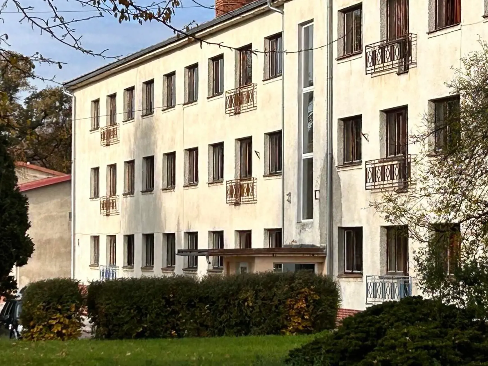 Vyučovanie na strednej odbornej škole v Novákoch sa dnes ráno začalo hrozivým incidentom. Jeden zo žiakov tu mal začať pobehovať zo sekerou, ktorou údajne aj útočil!