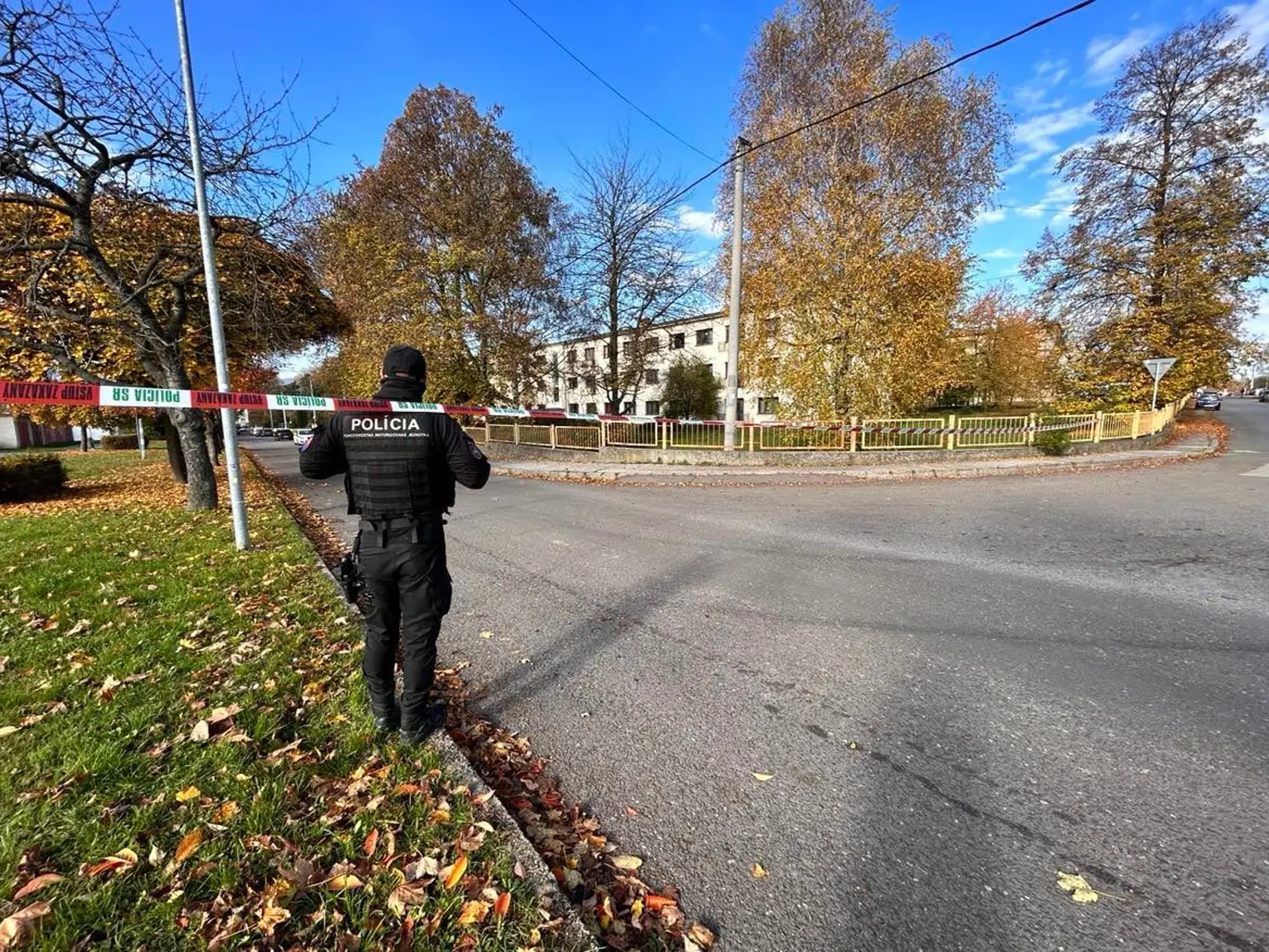 Incident sa stal na strednej škole v Novákoch. Na mieste zasahuje polícia.
