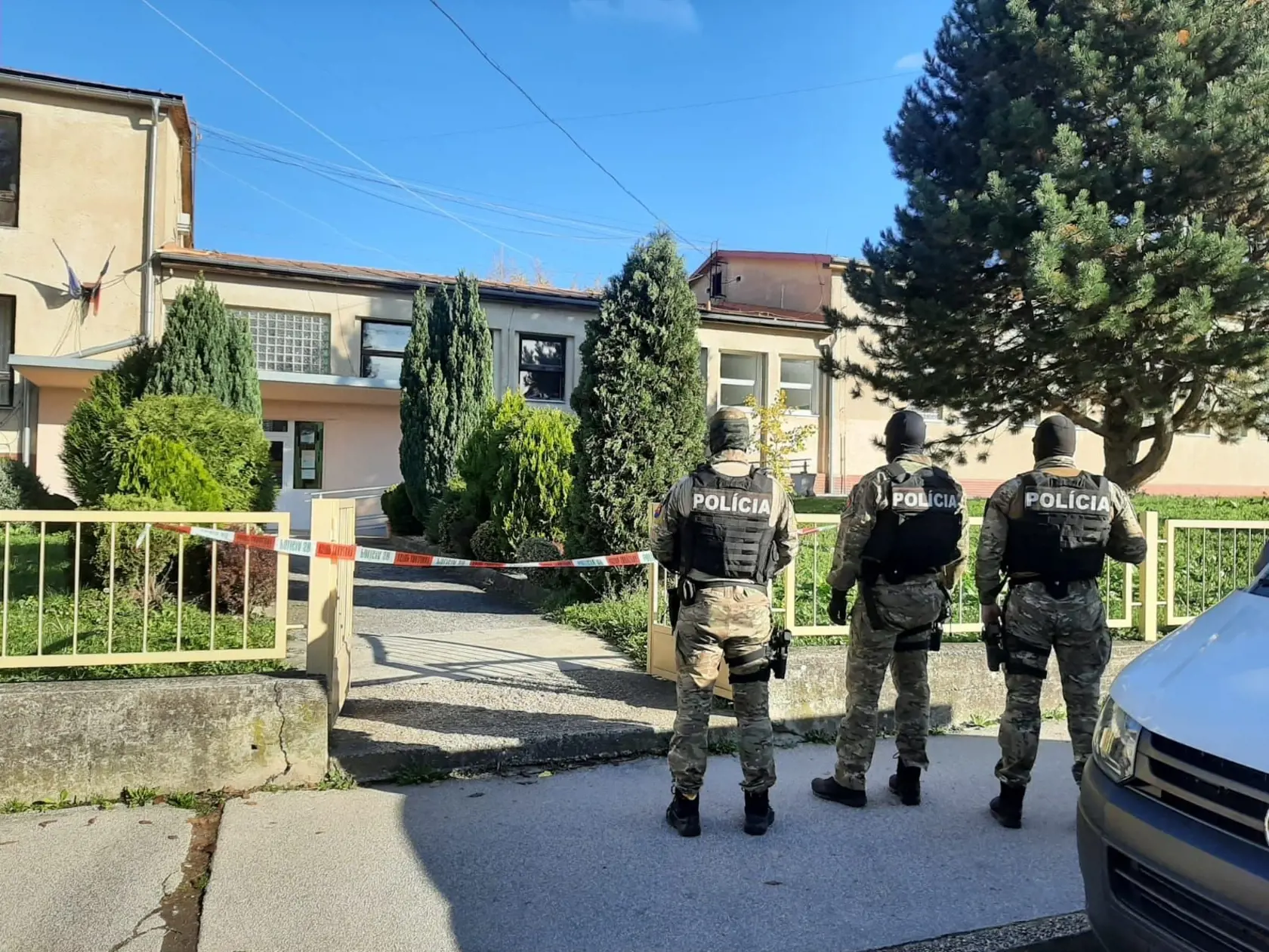 Hororové scény na škole v Novákoch! Polícia zadržala žiaka, ktorý útočil sekerou. Zranenie, ktoré poškodená osoba utrpela našťastie nie je vážne. Polícia útočníka v krátkom čase po útoku zadržala.