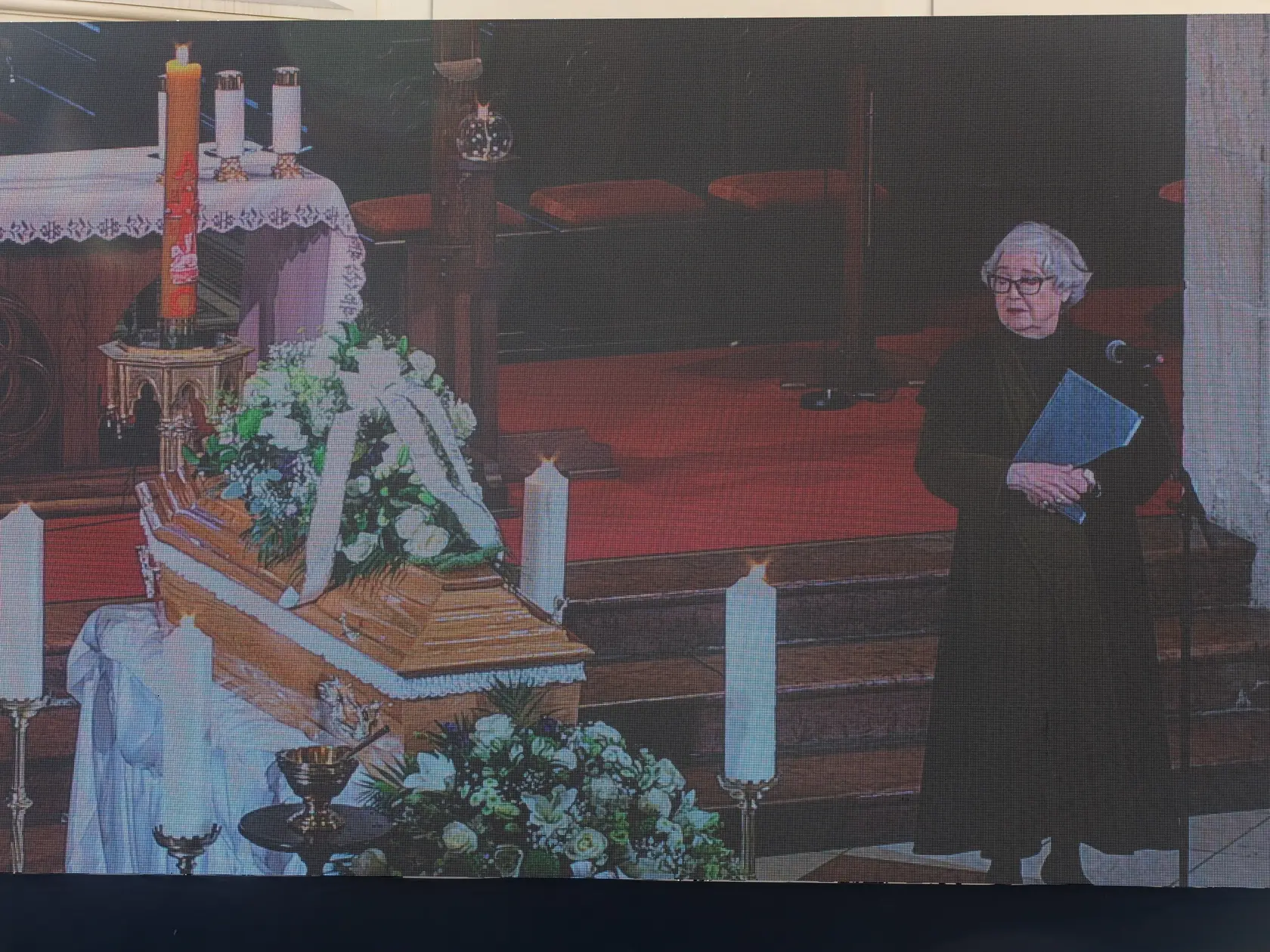 Posledná rozlúčka s hercom Štefanom Kvietikom za účasti rodiny aj verejnosti v Katedrále sv. Martina v Bratislave. Na snímke Božidara Turzonovová.