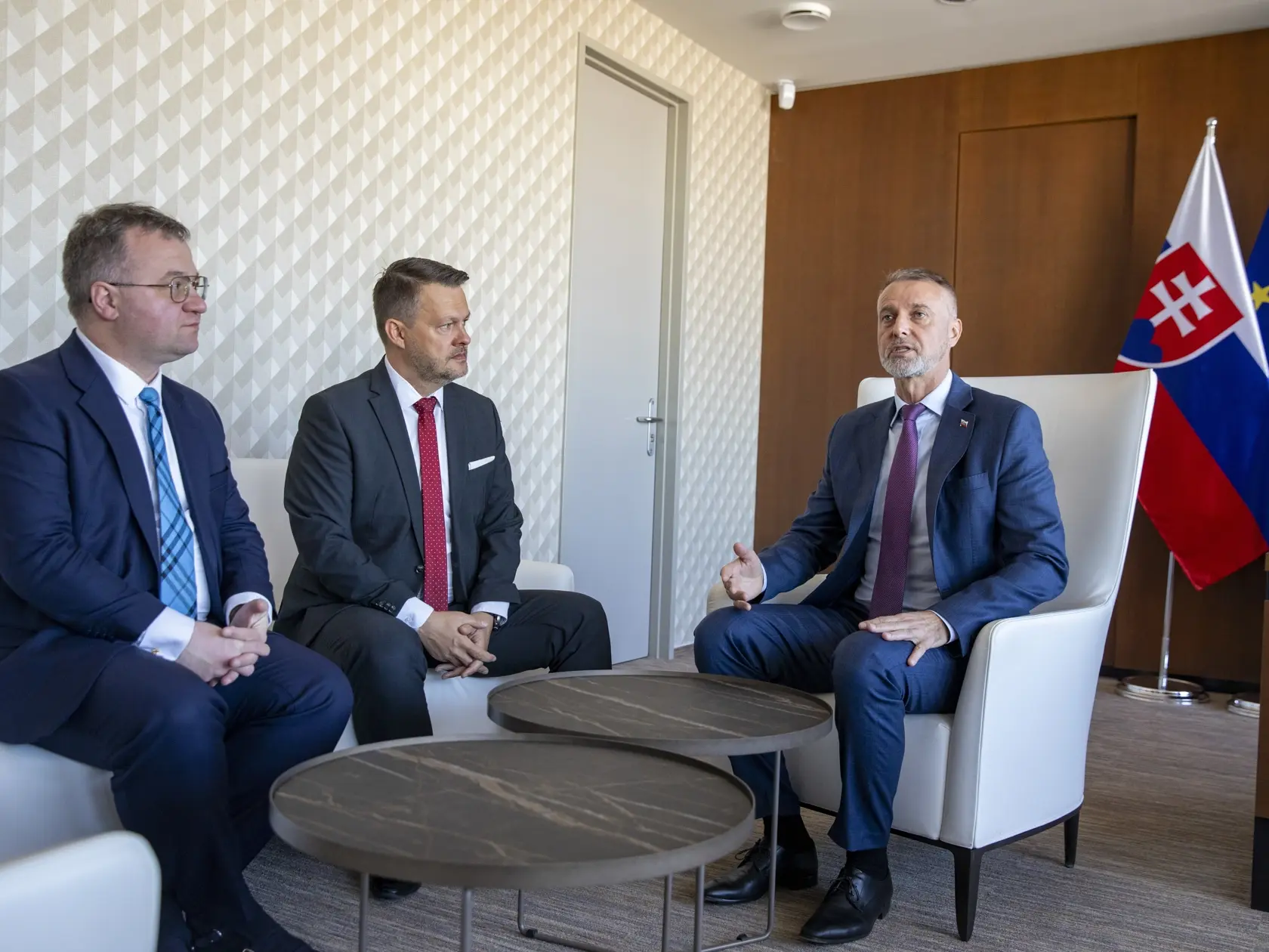Na snimke je príchod nového ministra investícií, regionálneho rozvoja a informatizácie, MIRRI, Samuela Migaľa.
Úrad odovzdáva Richard Raši, 
Vpravo stojí tajomník Radomír Šalitroš