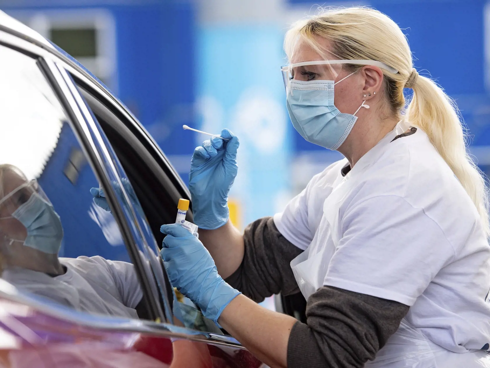 Na snímke testovanie nového koronavírusu u ľudí priamo z okna auta (systém drive-through) na odberovom mieste v Biminghame 2. mája 2020.