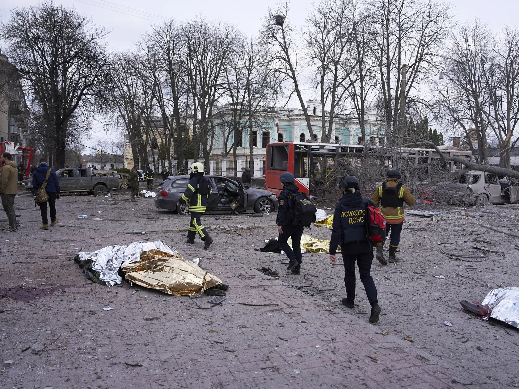 Pri nedeľňajšom ruskom raketovom útoku v meste Sumy zahynulo najmenej 32 ľudí a ďalších minimálne 84 osôb utrpelo zranenia. 