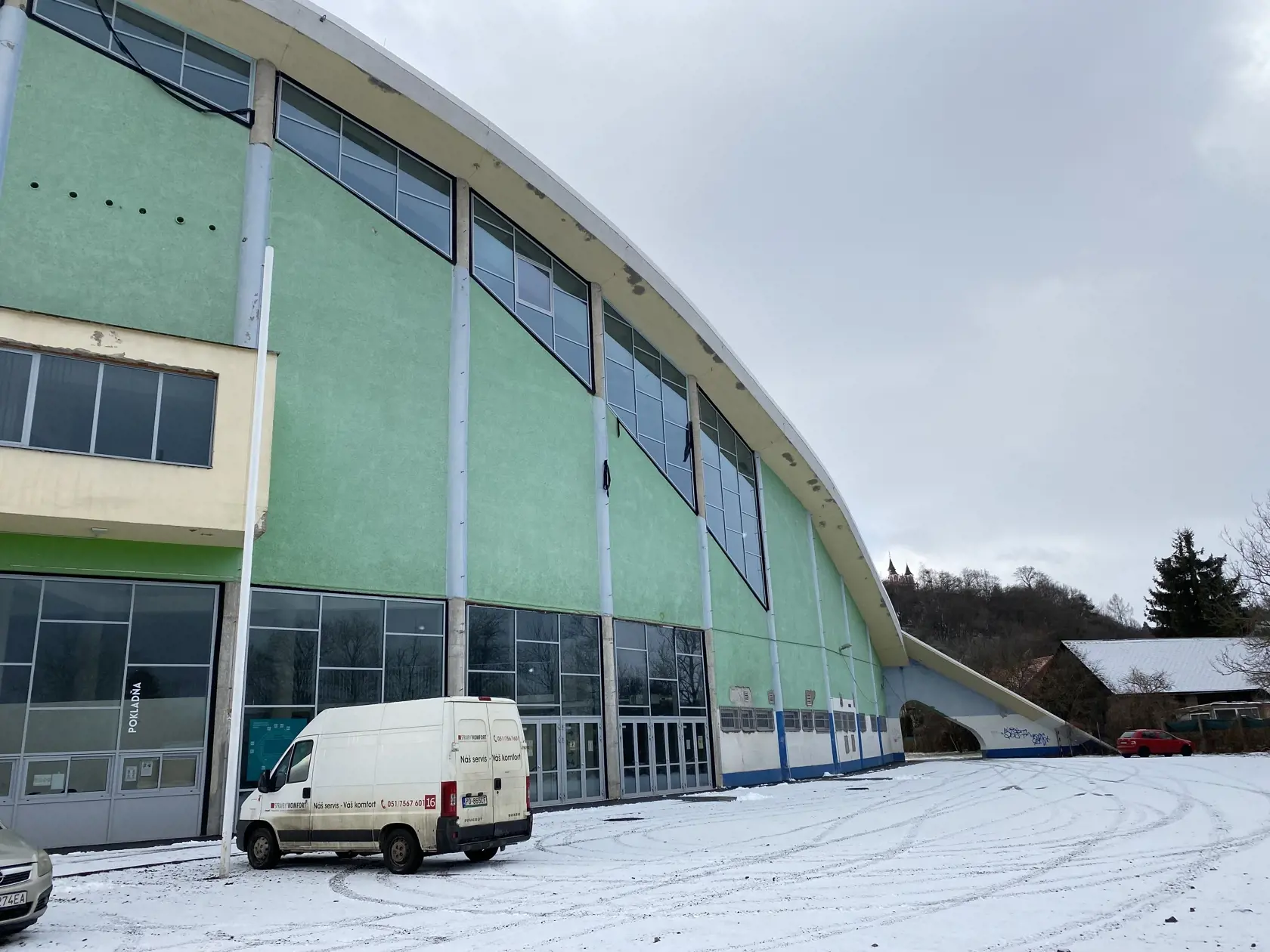 Rekonštrukcia zimného štadióne stála takmer 5-miliónov eur, nestačilo to na všetky potrebné práce,ďalšie eurá treba na jeho zateplenie a dovybavenie.