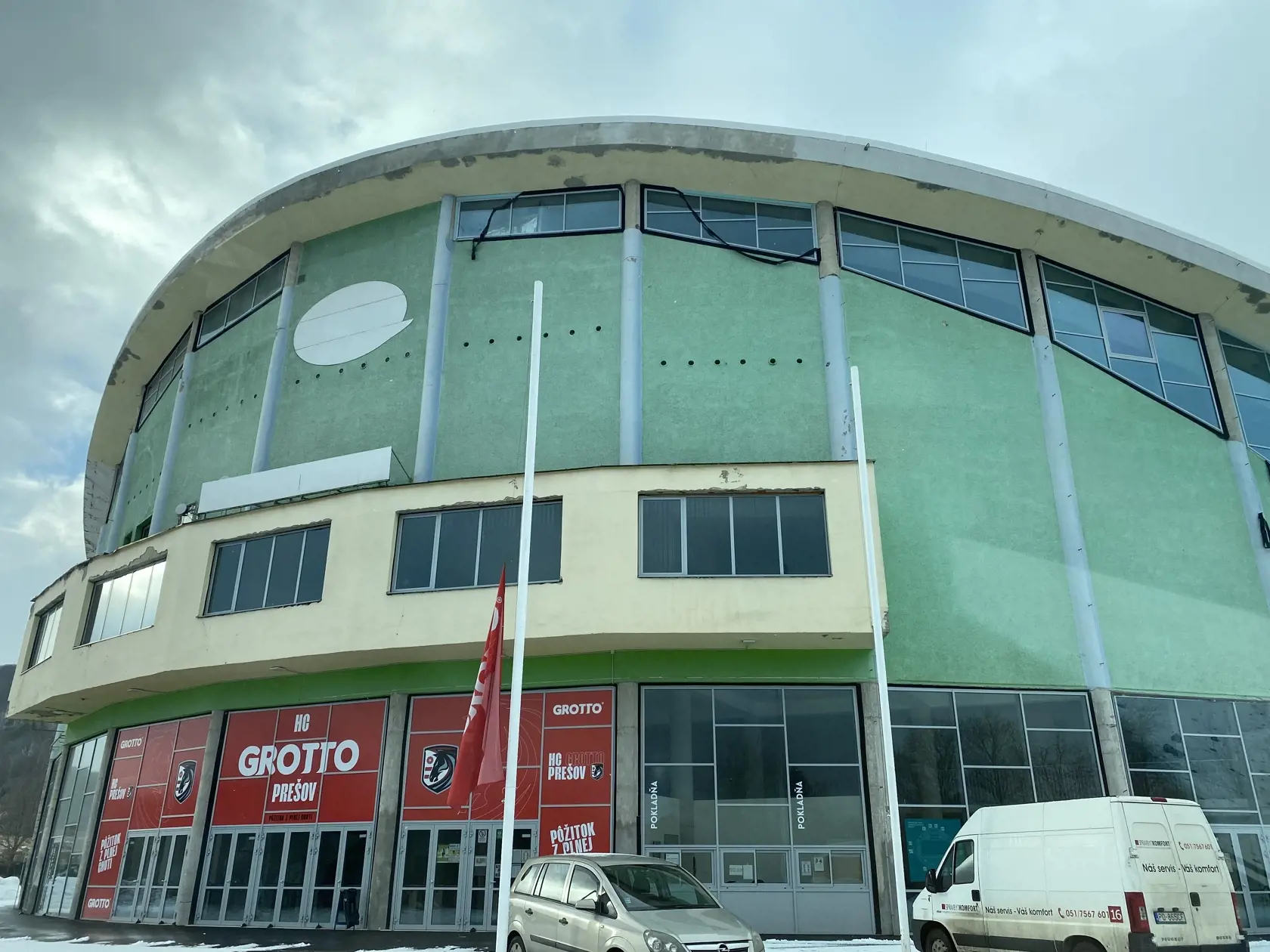 Rekonštrukcia zimného štadióne stála takmer 5-miliónov eur, nestačilo to na všetky potrebné práce,ďalšie eurá treba na jeho zateplenie a dovybavenie.