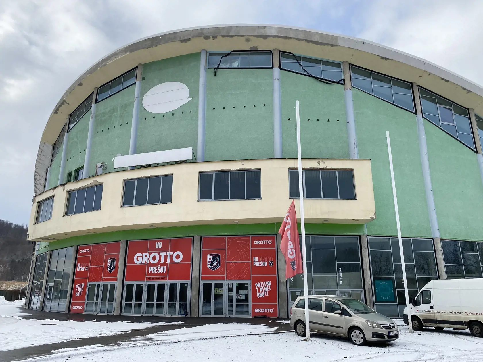 Rekonštrukcia zimného štadióne stála takmer 5-miliónov eur, nestačilo to na všetky potrebné práce,ďalšie eurá treba na jeho zateplenie a dovybavenie.