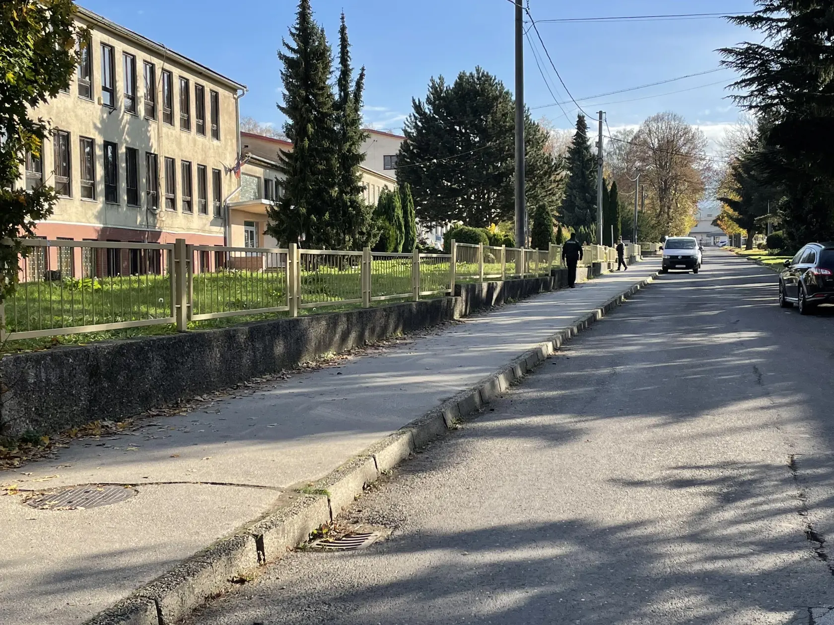 Na Strednej odbornej škole v Novákoch (na snímke) útočil vo štvrtok dopoludnia študent sekerou. Informuje o tom polícia na sociálnej sieti s tým, že sa pri incidente zranila jedna osoba, nie však vážne. Študenta polícia zadržala. Nováky, 3. novembra 2022. FOTO TASR - Alexandra Moštková 