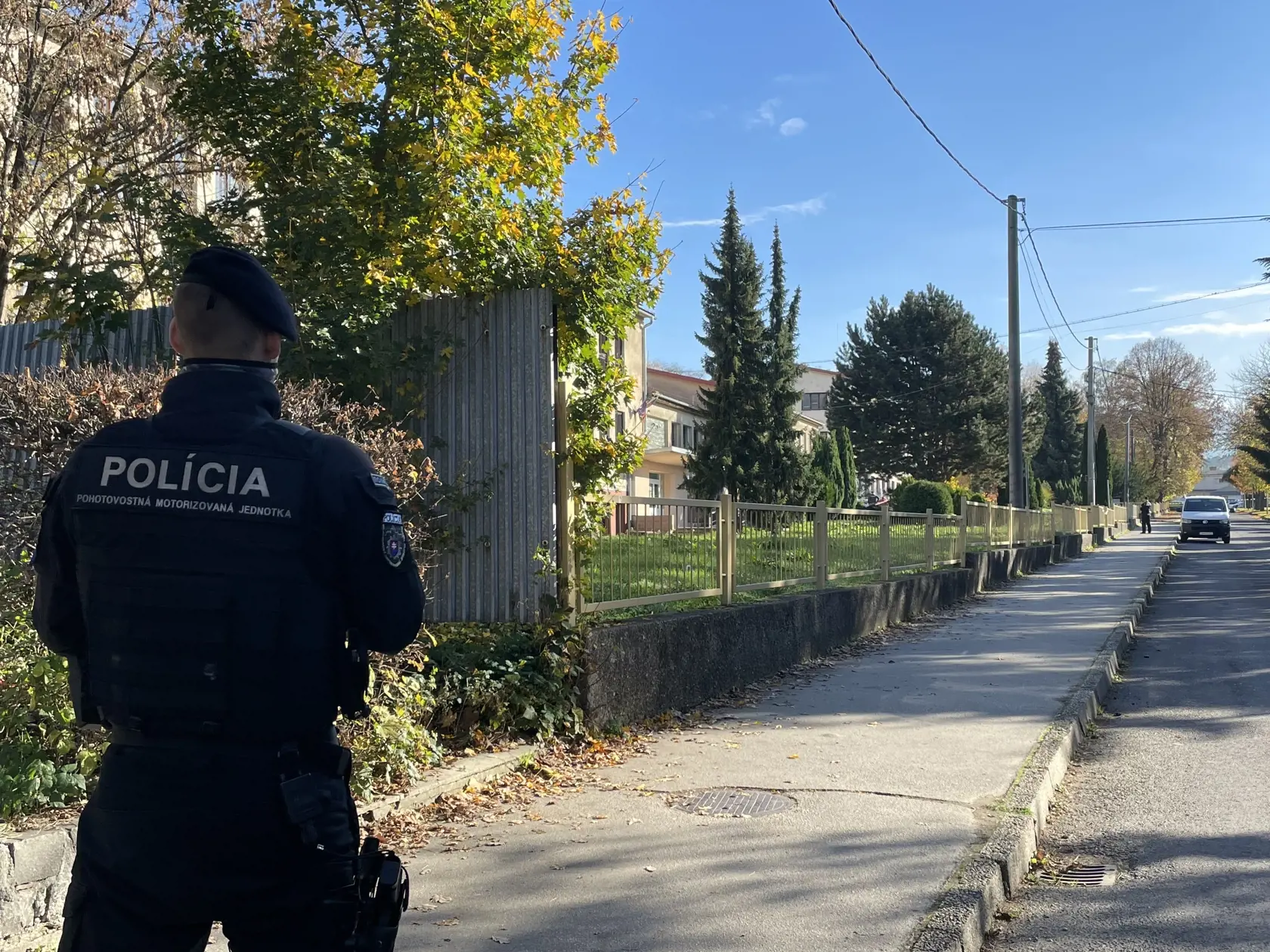 Na Strednej odbornej škole v Novákoch (na snímke) útočil vo štvrtok dopoludnia študent sekerou. Informuje o tom polícia na sociálnej sieti s tým, že sa pri incidente zranila jedna osoba, nie však vážne. Študenta polícia zadržala. Nováky, 3. novembra 2022. FOTO TASR - Alexandra Moštková 