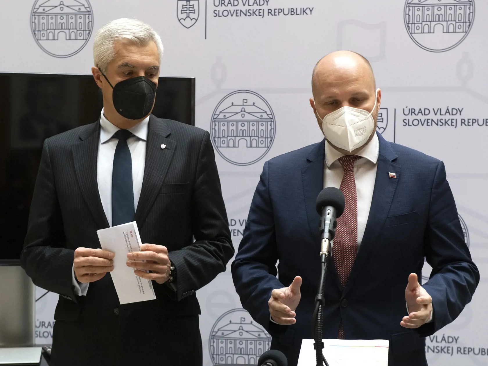 Na snímke zľava minister zahraničných vecí a európskych záležitostí SR Ivan Korčok (nominant SaS) a minister obrany SR Jaroslav Naď (OĽANO) počas brífingu po zasadnutí vlády SR v Bratislave 12. januára 2022.