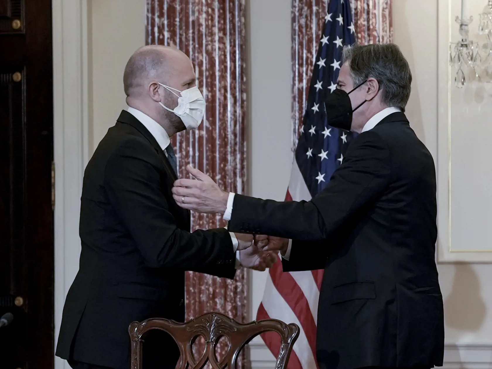 Slovenský minister obrany Jaroslav Naď (vľavo) a americký minister zahraničných vecí Antony Blinken (vpravo) si podávajú ruky počas slávnostnej ceremónie podpisu obrannej zmluvy medzi USA a Slovenskom vo Washingtone vo štvrtok 3. februára 2022.