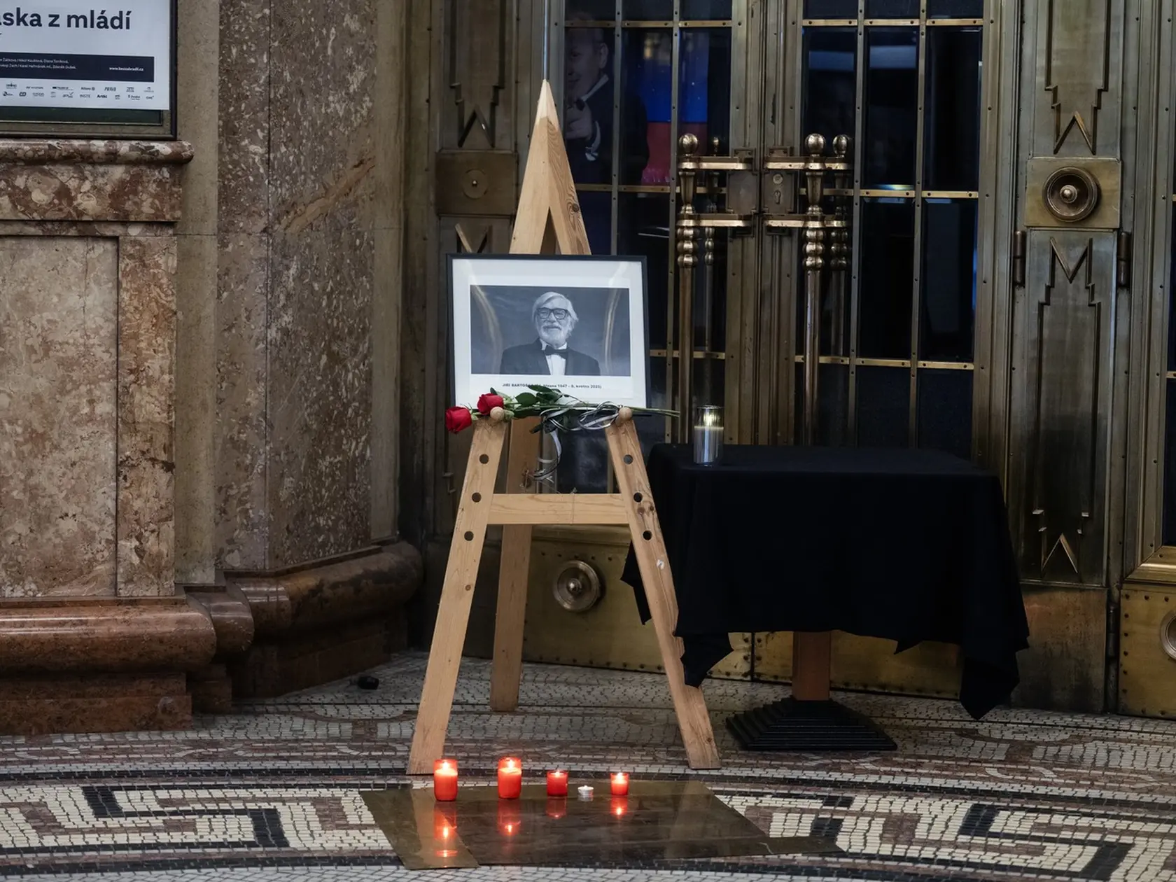 Pietne miesto k ucteniu si pamiatky Jiřího Bartošku.