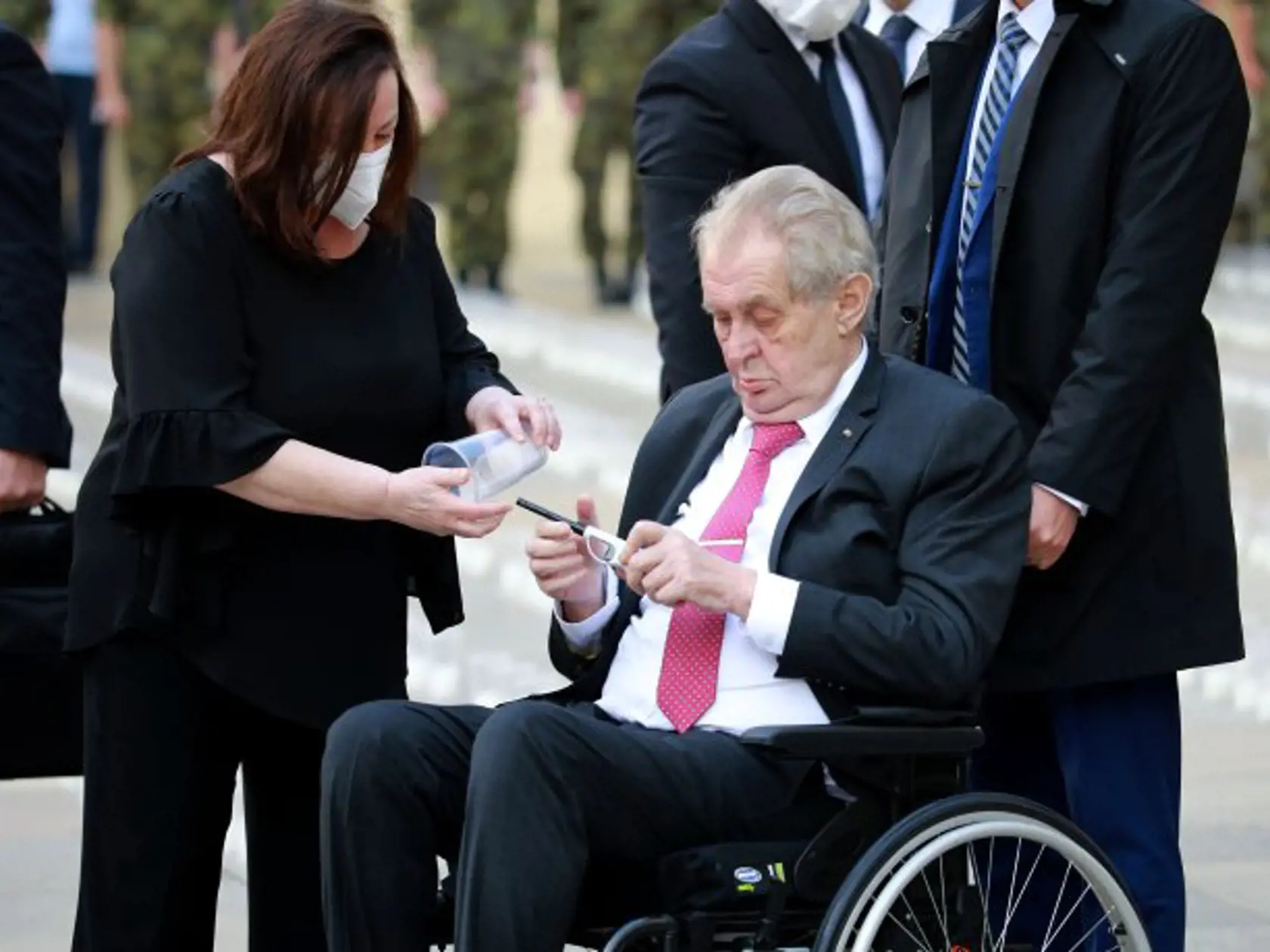 Prezident Zeman zapaľuje sviečky na Hrade.