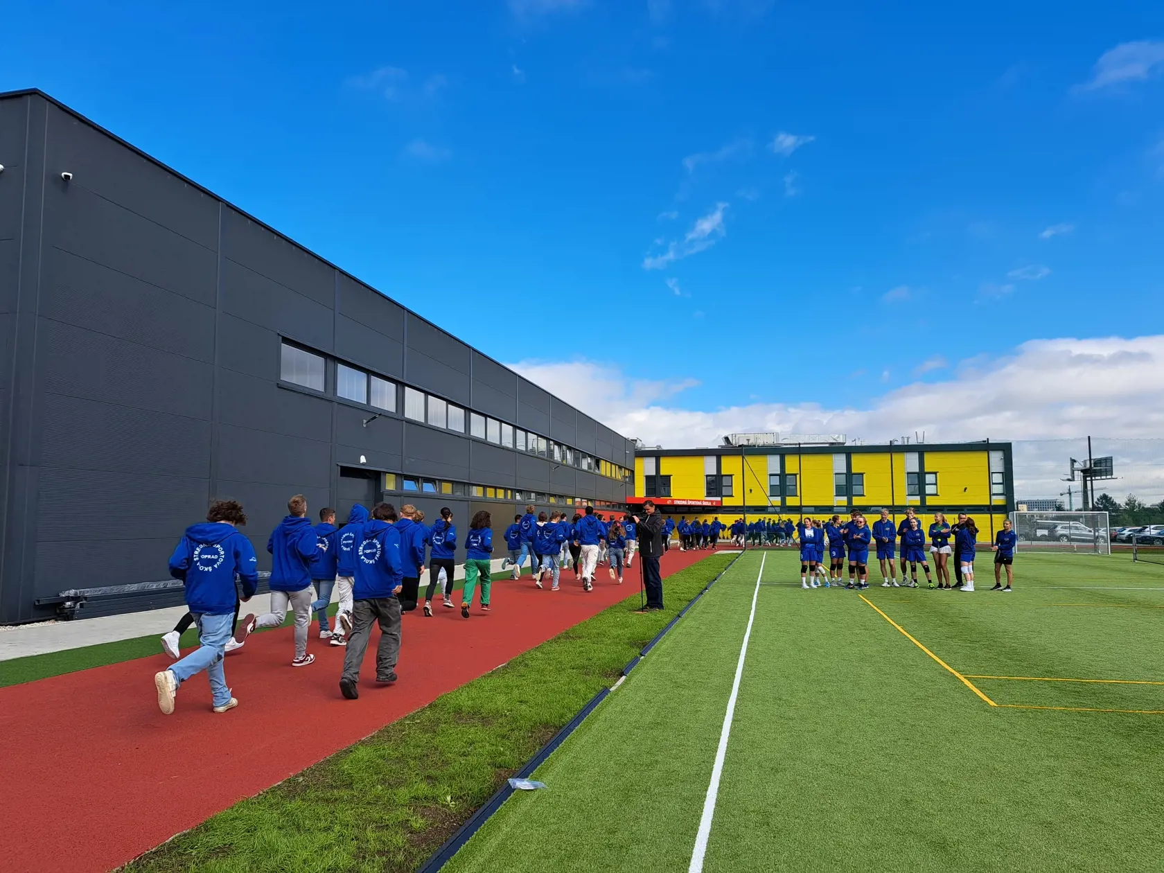 Vonkajší areál Strednej športovej školy (SŠŠ) v Poprade je takmer hotový, za približne 330.000 eur tam vybudovali ovál, vrátane atletickej dráhy a multifunkčného ihriska. Na snímke nový atletický ovál v areáli SŠŠ v Poprade v utorok 10. októbra 2023. FOTO TASR - Adriána Hudecová